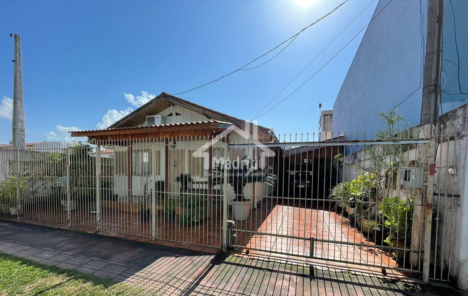 Casa à venda com 3 quartos, 200m² - Foto 1