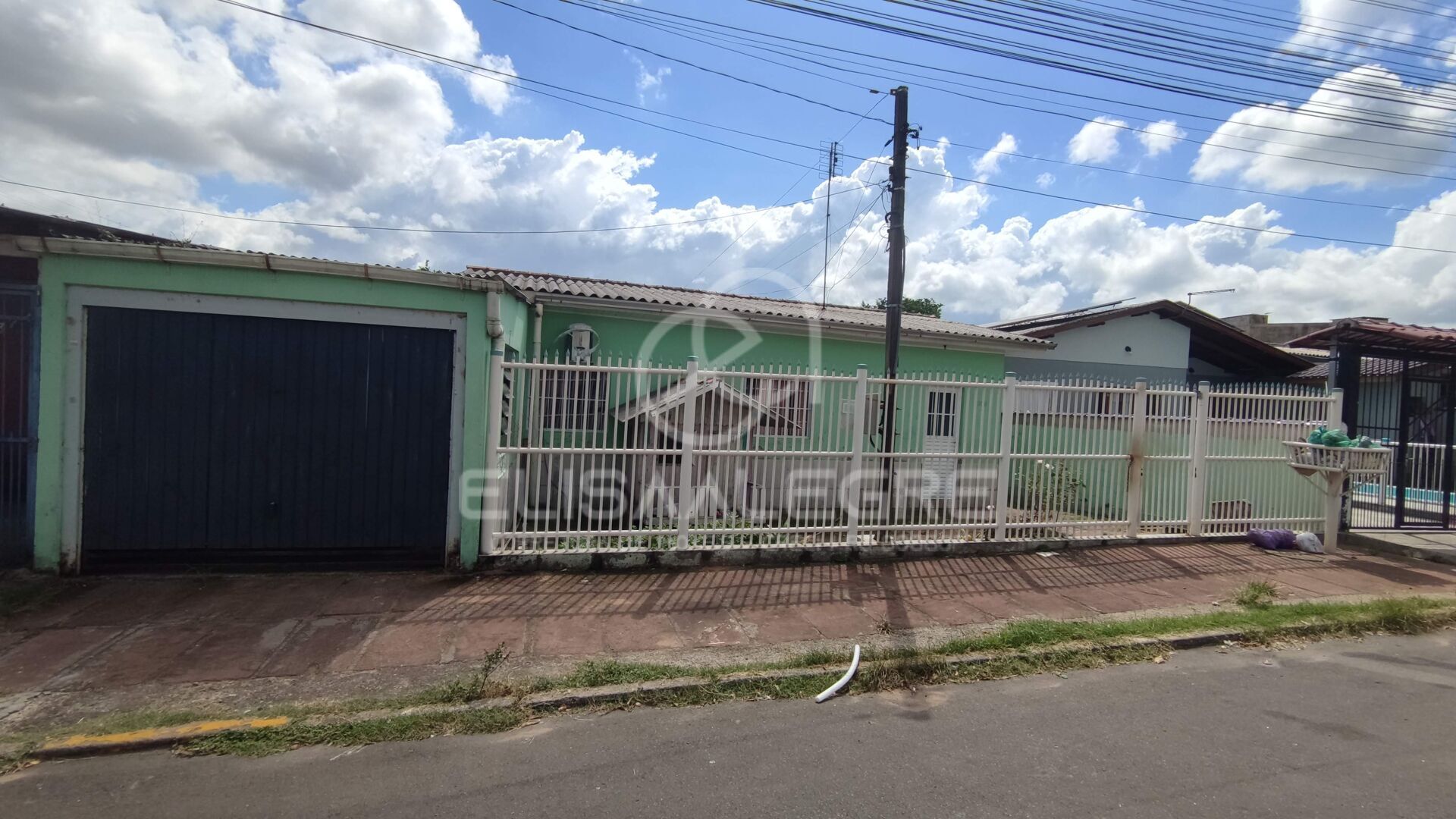 Casa à venda com 3 quartos, 110m² - Foto 1