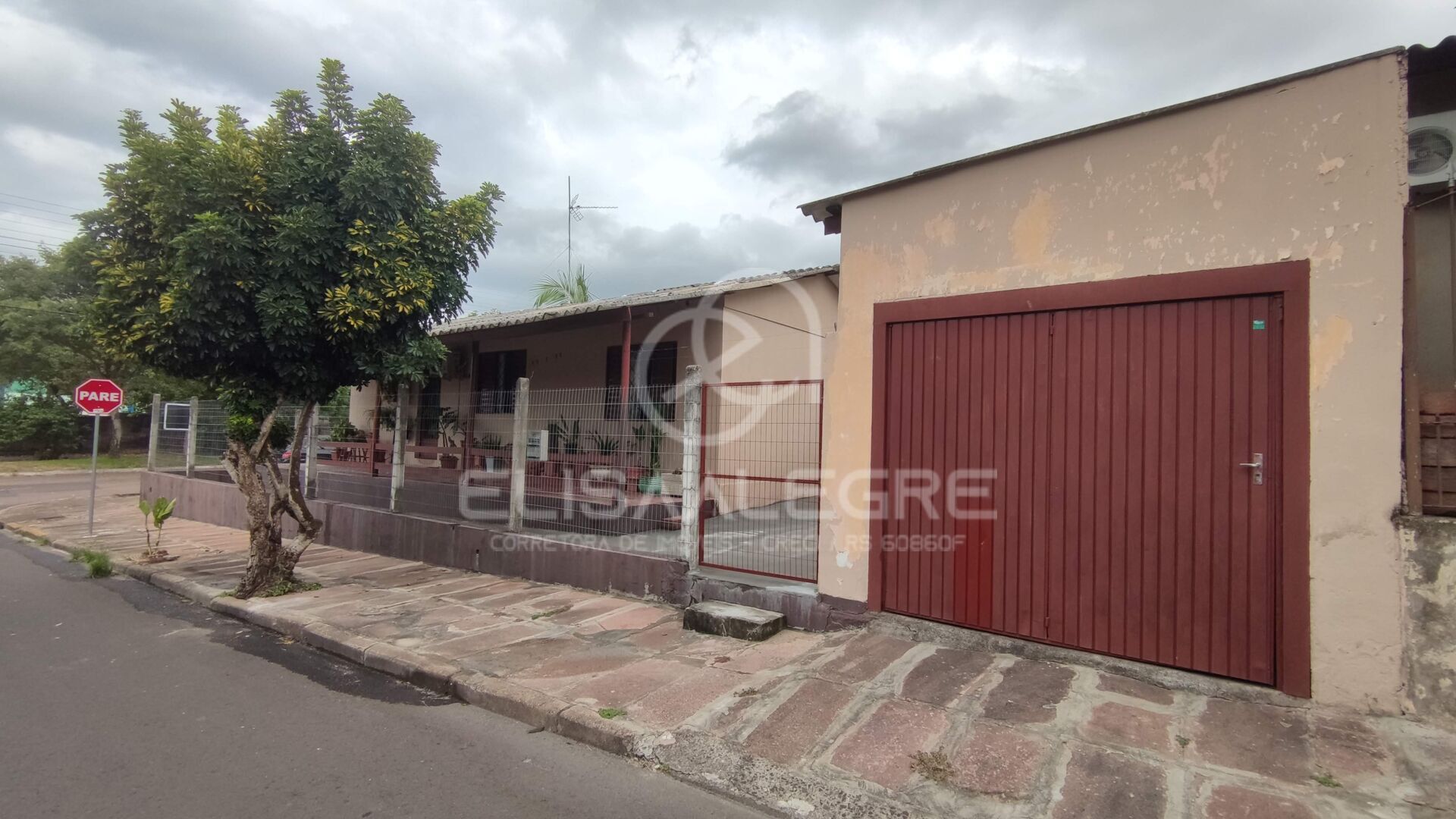 Casa à venda com 3 quartos, 89m² - Foto 1