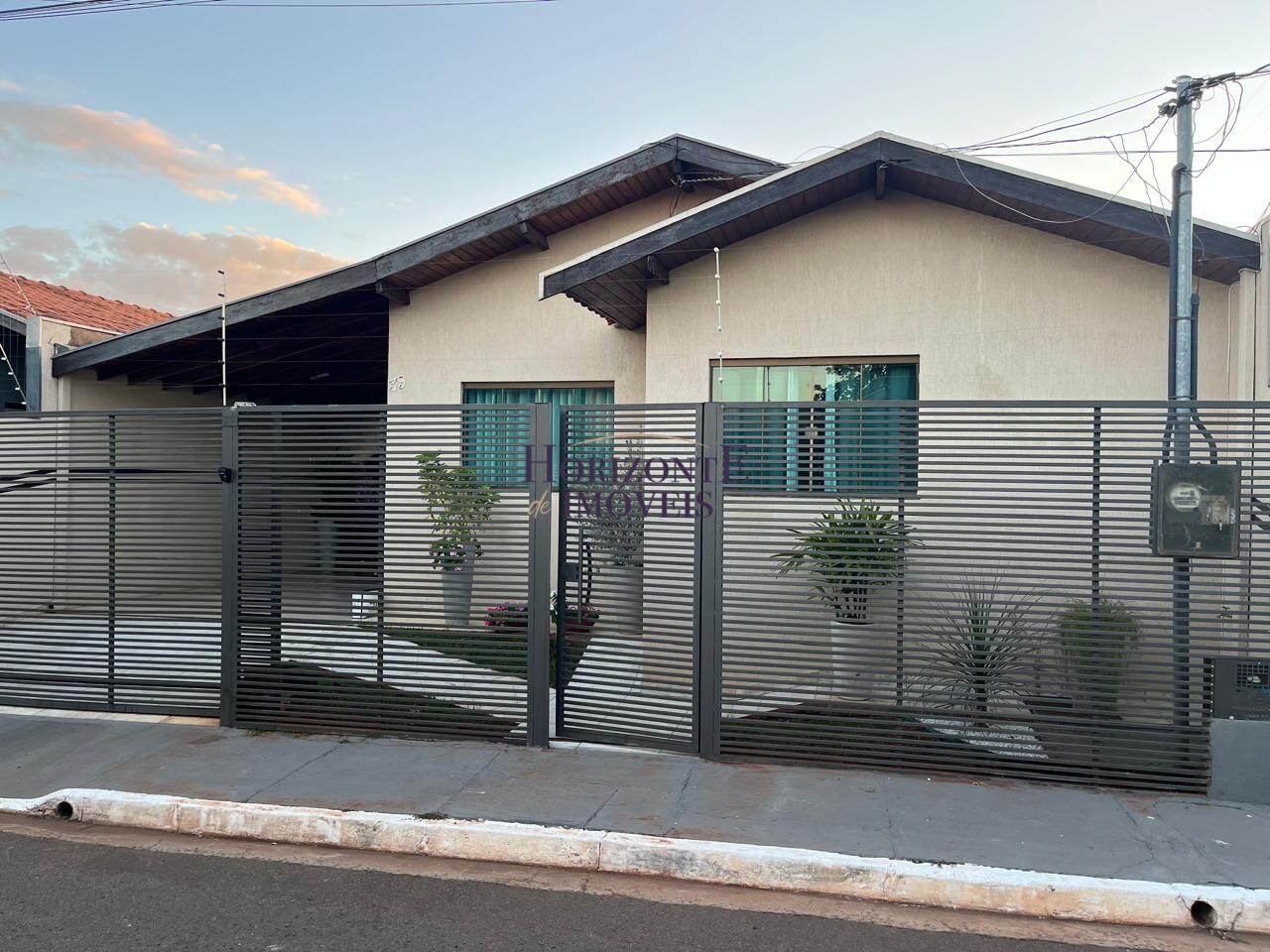 Casa de Condomínio à venda com 3 quartos, 198m² - Foto 1