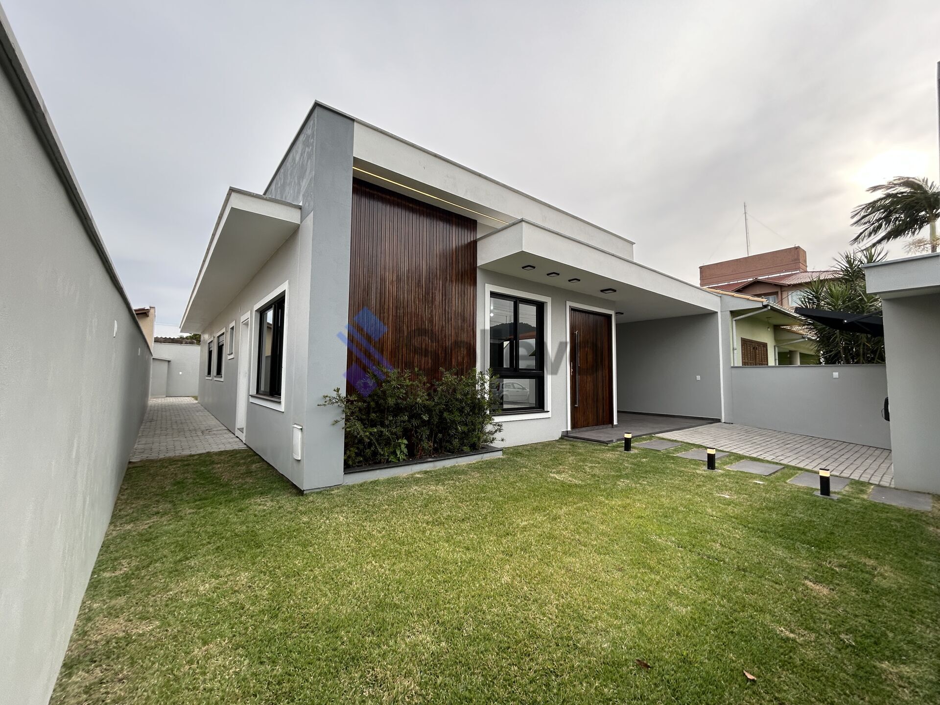 Casa à venda com 3 quartos, 133m² - Foto 1