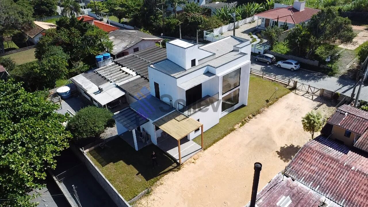 Casa à venda com 3 quartos, 159m² - Foto 1