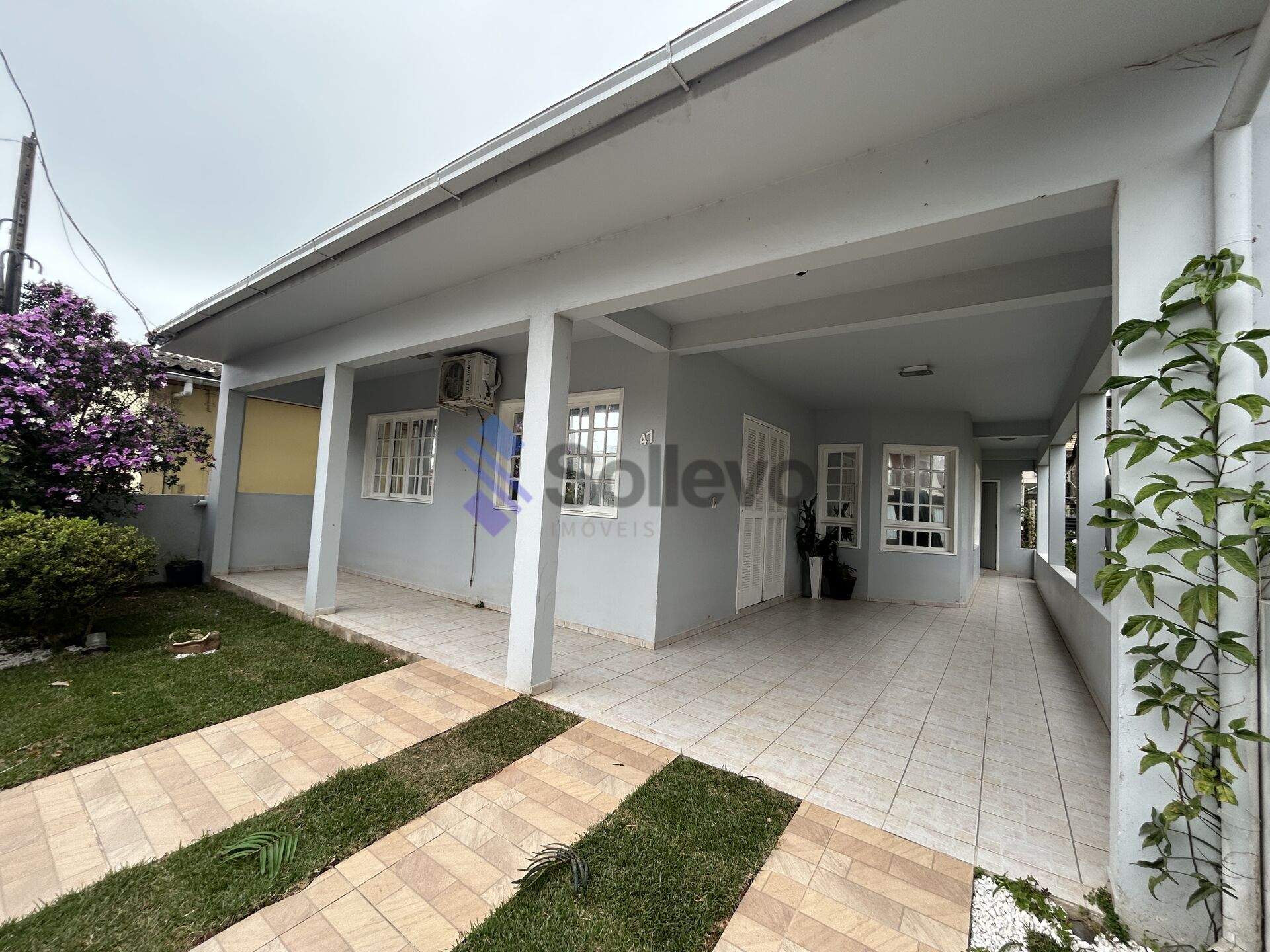 Casa à venda com 4 quartos, 334m² - Foto 1
