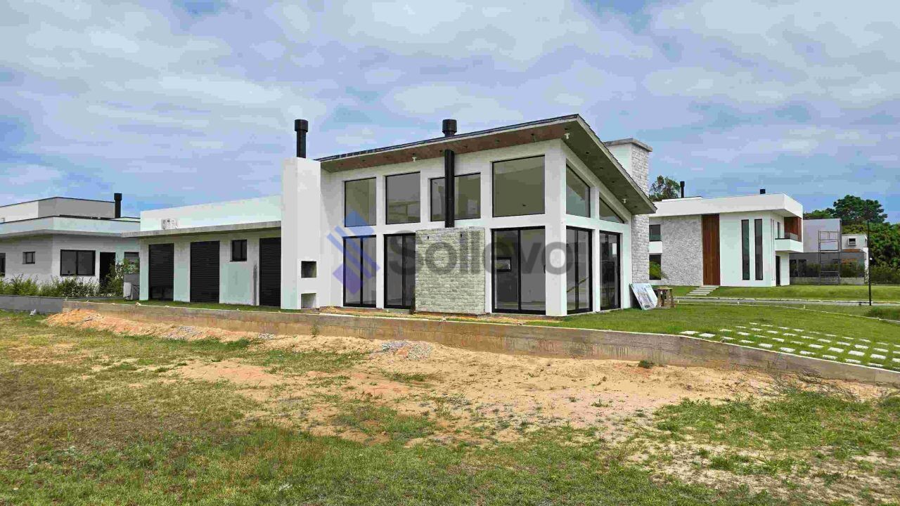 Casa à venda com 3 quartos, 180m² - Foto 1