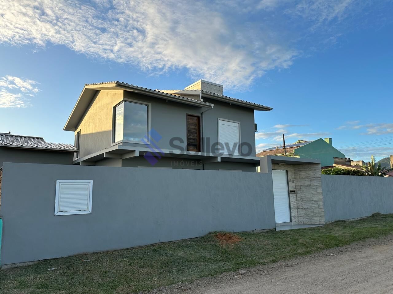 Casa à venda com 3 quartos, 200m² - Foto 1