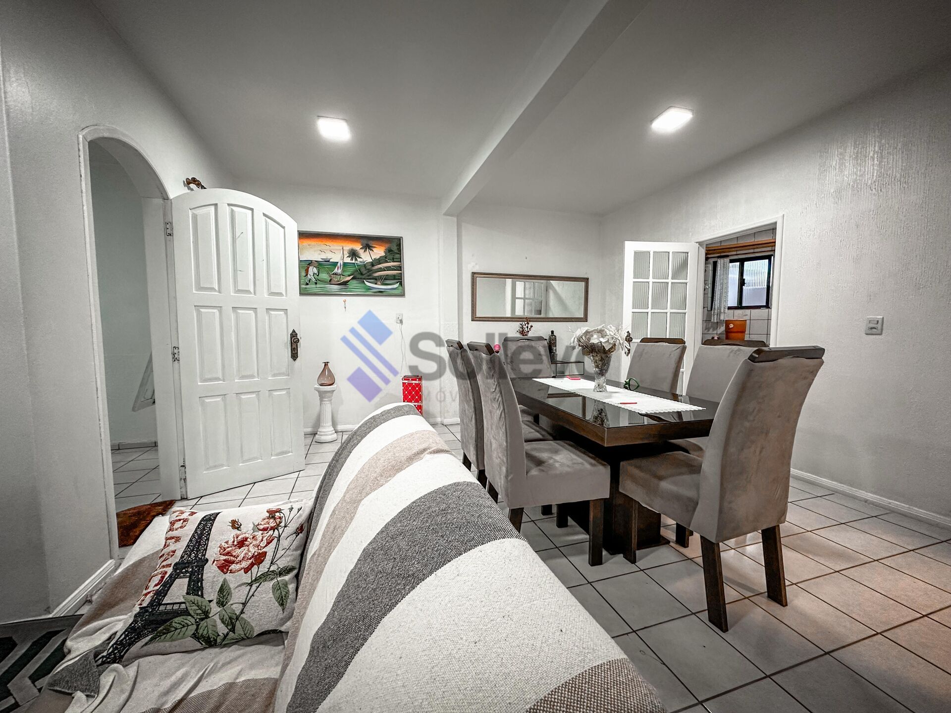 Casa à venda com 4 quartos, 170m² - Foto 2