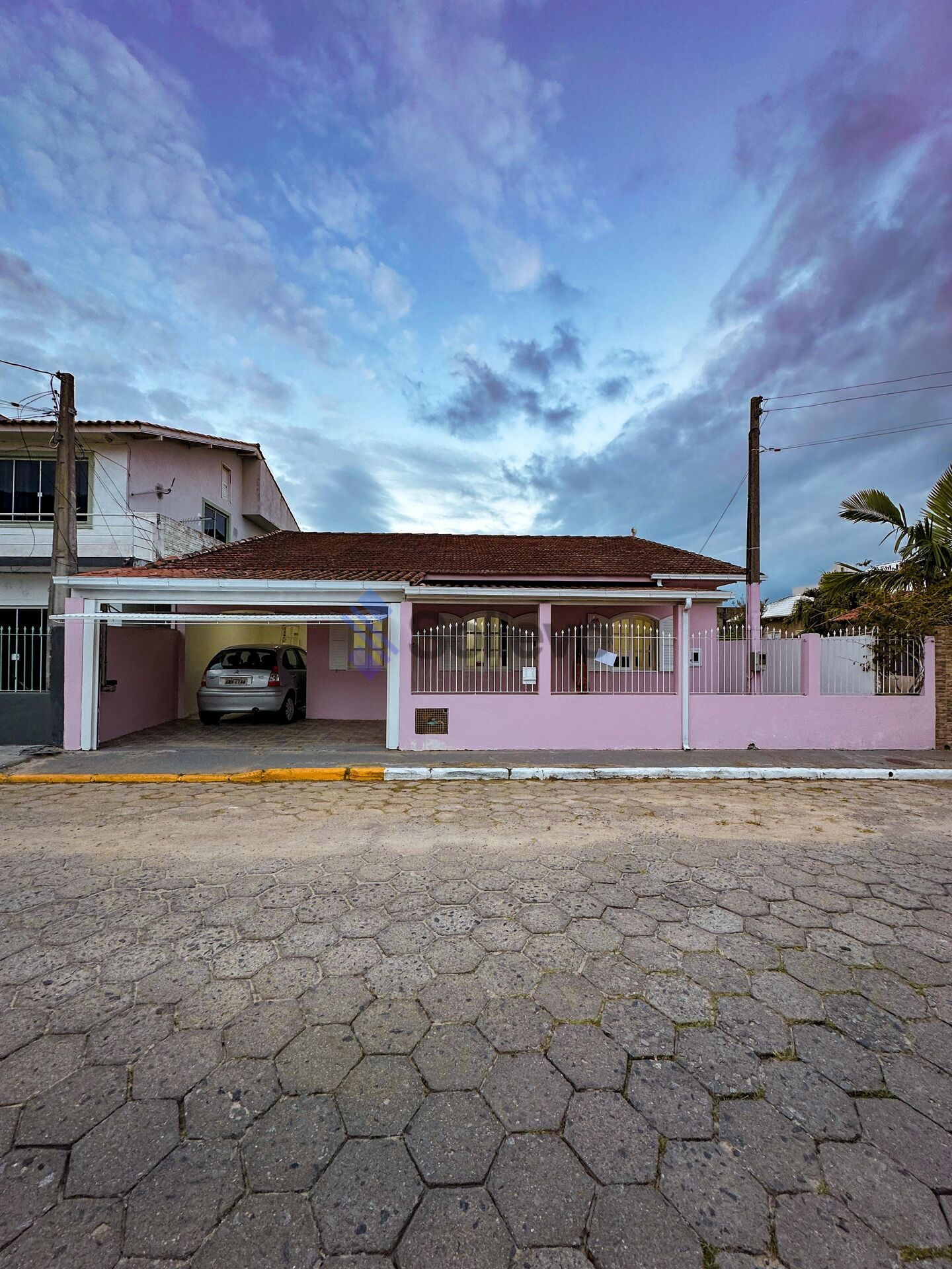 Casa à venda com 4 quartos, 170m² - Foto 1