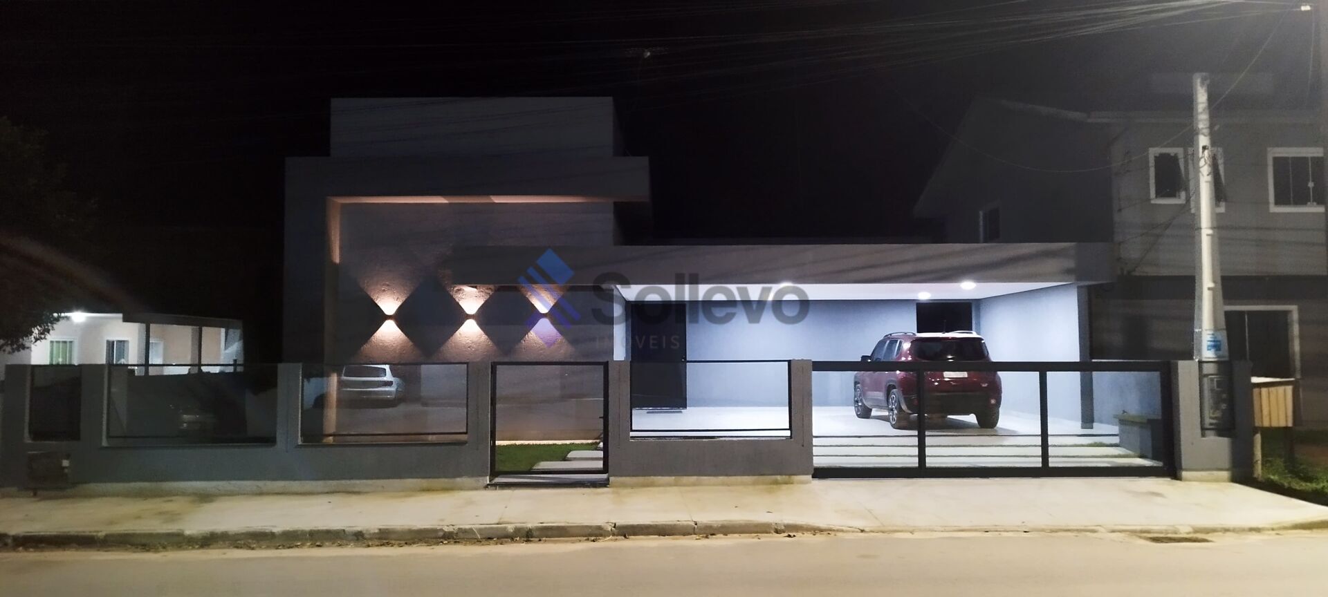 Casa à venda com 4 quartos, 206m² - Foto 1