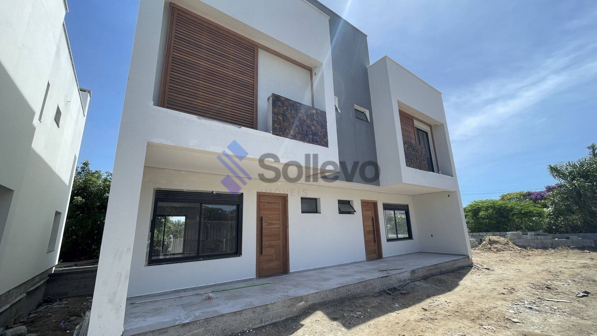 Casa à venda com 3 quartos, 129m² - Foto 1