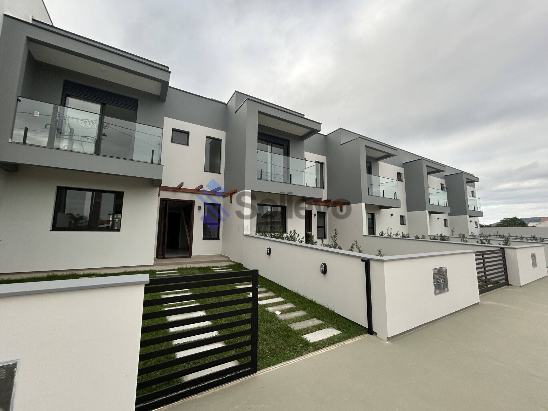 Casa à venda com 3 quartos, 108m² - Foto 1