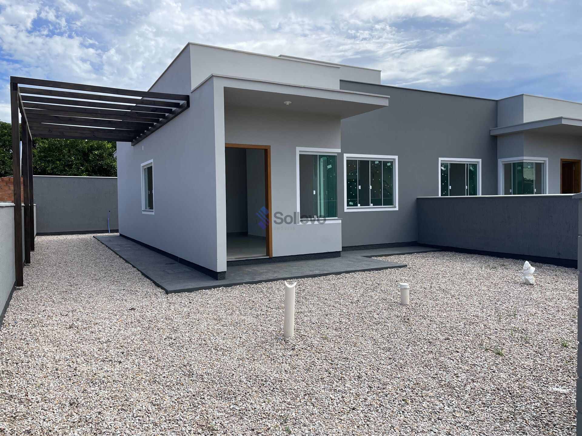 Casa à venda com 2 quartos, 74m² - Foto 1