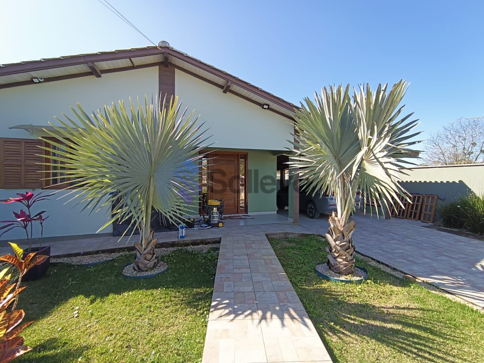 Casa à venda com 4 quartos, 223m² - Foto 1