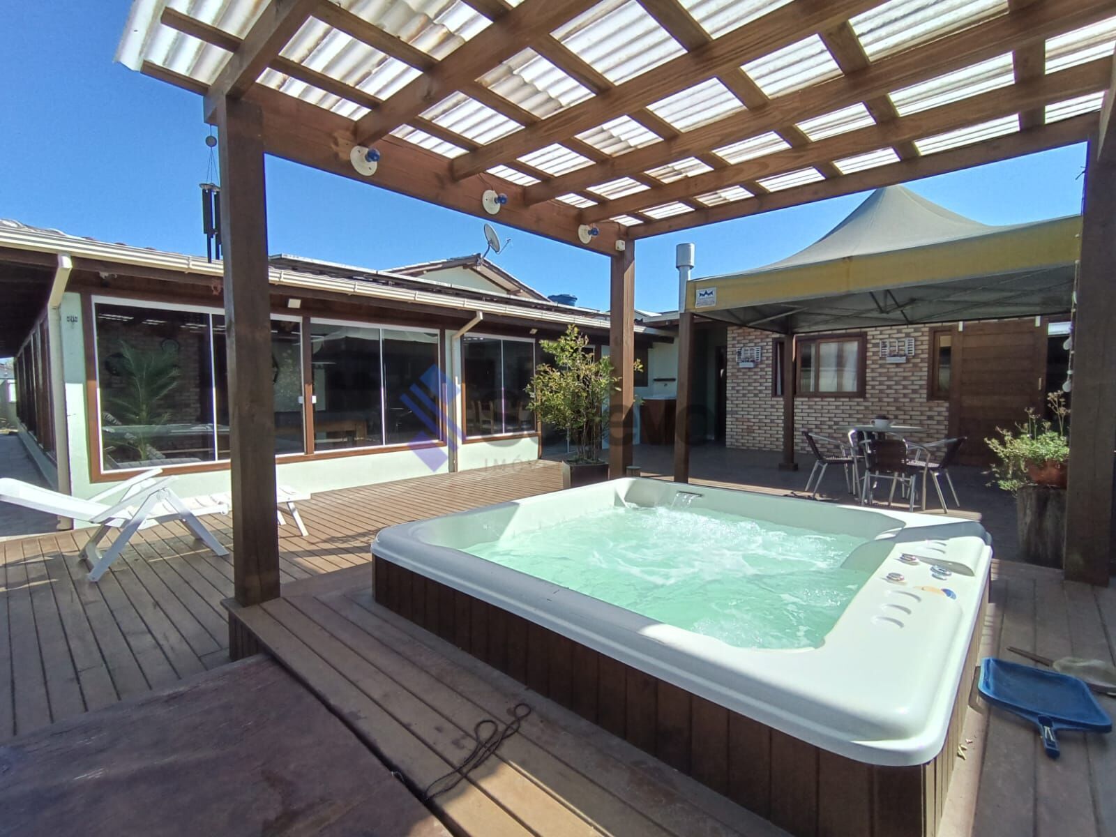 Casa à venda com 4 quartos, 223m² - Foto 2