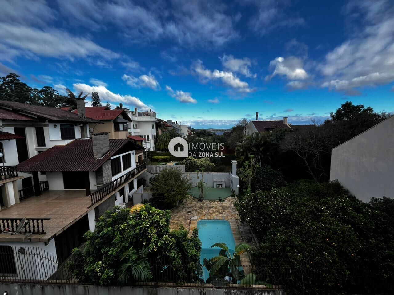 Casa de Condomínio à venda com 3 quartos, 270m² - Foto 1