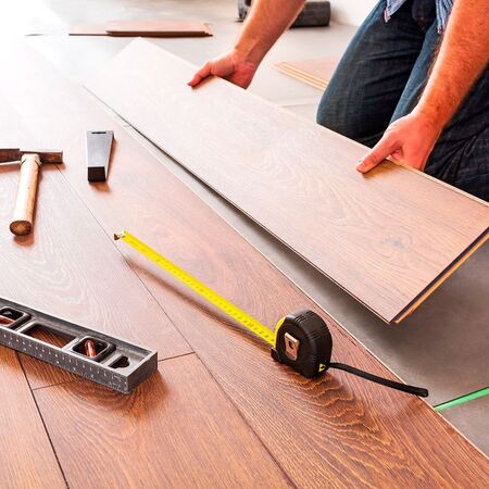 Piso Laminado vs. Piso Vinílico: Comparando as Opções e Suas Aplicabilidades