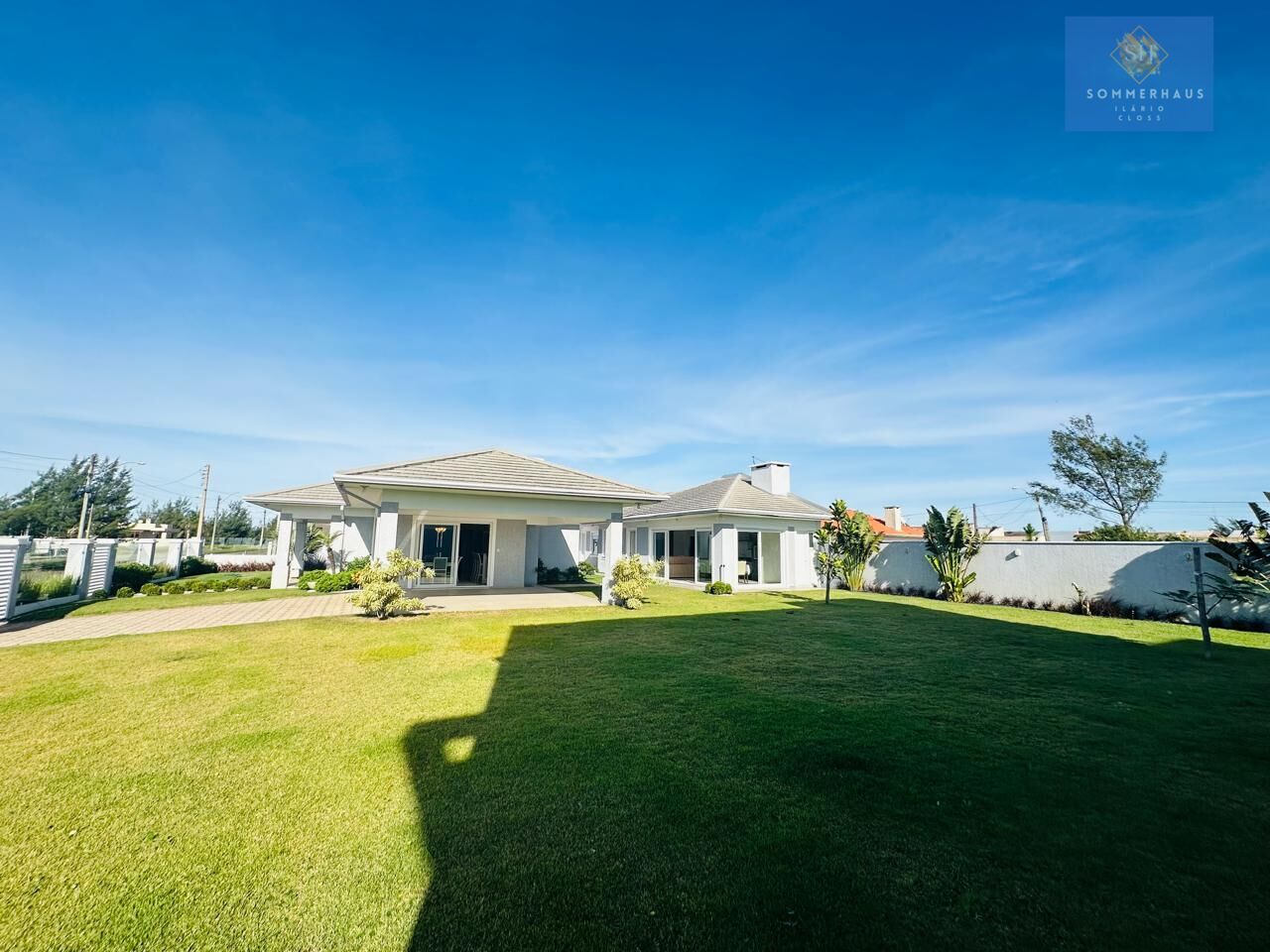 Casa à venda com 3 quartos, 246m² - Foto 1