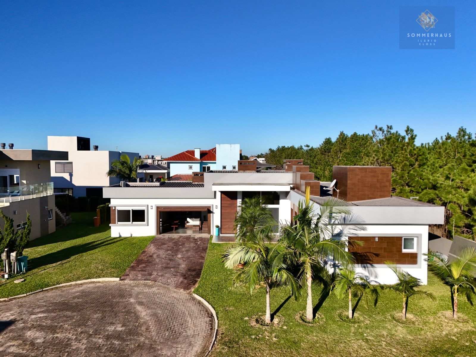 Casa de Condomínio à venda com 4 quartos, 240m² - Foto 1