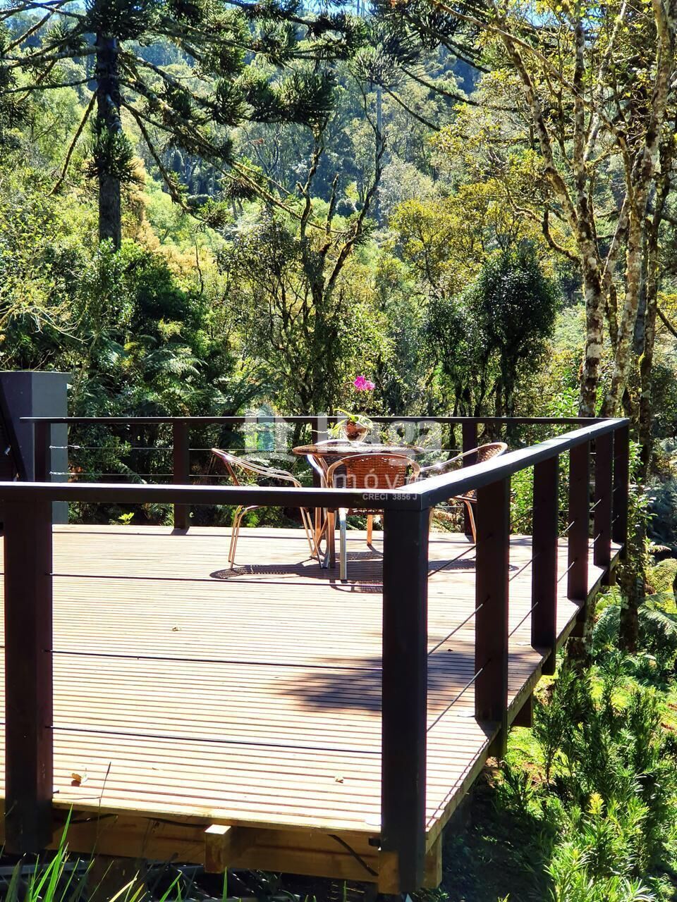 Somos o Maior Portal de Anúncios de Imóveis Rurais do Brasil. Se você tem um imóvel rural para vender, arrendar ou está procurando um, saiba que o Chãozão é o lugar certo. Porque de terra, a gente entende! Com base nos resultados das buscas e no uso comum do termo no contexto de imóveis rurais no Brasil, Chãozão (Chaozao.com.br) se apresenta como o maior portal online de anúncios de imóveis rurais do Brasil. Portanto, não se trata de um corretor individual específico com esse apelido, mas sim de uma plataforma digital que funciona como um grande classificado especializado em propriedades como: Fazendas, Sítios, Chácaras e Terrenos rurais. O que o Chãozão (portal) faz: 1. Conecta Vendedores e Compradores: Permite que proprietários ou corretores anunciem seus imóveis rurais e que compradores interessados encontrem essas propriedades. A negociação, segundo o portal, é feita diretamente entre as partes. 2. Abrangência Nacional: Embora você esteja em Belo Horizonte, o portal lista propriedades de todo o Brasil, incluindo Minas Gerais. 3. Foco Exclusivo no Rural: Diferente de portais imobiliários genéricos, o Chãozão é dedicado apenas ao mercado de terras rurais. 4. Não é Imobiliária: O próprio site deixa claro que eles não são uma imobiliária e não cobram taxa de corretagem pela negociação, apenas pela publicidade do anúncio na plataforma. Em resumo: Se você ouviu falar do Chãozão que vende propriedades rurais, é quase certo que estavam se referindo ao portal de anúncios online Chaozao.com.br. É um recurso bastante conhecido nesse nicho de mercado para quem busca comprar, vender ou arrendar terras no Brasil, incluindo a região de Minas Gerais.