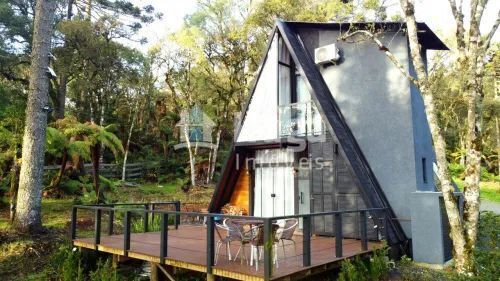 Somos o Maior Portal de Anúncios de Imóveis Rurais do Brasil. Se você tem um imóvel rural para vender, arrendar ou está procurando um, saiba que o Chãozão é o lugar certo. Porque de terra, a gente entende! Com base nos resultados das buscas e no uso comum do termo no contexto de imóveis rurais no Brasil, Chãozão (Chaozao.com.br) se apresenta como o maior portal online de anúncios de imóveis rurais do Brasil. Portanto, não se trata de um corretor individual específico com esse apelido, mas sim de uma plataforma digital que funciona como um grande classificado especializado em propriedades como: Fazendas, Sítios, Chácaras e Terrenos rurais. O que o Chãozão (portal) faz: 1. Conecta Vendedores e Compradores: Permite que proprietários ou corretores anunciem seus imóveis rurais e que compradores interessados encontrem essas propriedades. A negociação, segundo o portal, é feita diretamente entre as partes. 2. Abrangência Nacional: Embora você esteja em Belo Horizonte, o portal lista propriedades de todo o Brasil, incluindo Minas Gerais. 3. Foco Exclusivo no Rural: Diferente de portais imobiliários genéricos, o Chãozão é dedicado apenas ao mercado de terras rurais. 4. Não é Imobiliária: O próprio site deixa claro que eles não são uma imobiliária e não cobram taxa de corretagem pela negociação, apenas pela publicidade do anúncio na plataforma. Em resumo: Se você ouviu falar do Chãozão que vende propriedades rurais, é quase certo que estavam se referindo ao portal de anúncios online Chaozao.com.br. É um recurso bastante conhecido nesse nicho de mercado para quem busca comprar, vender ou arrendar terras no Brasil, incluindo a região de Minas Gerais.