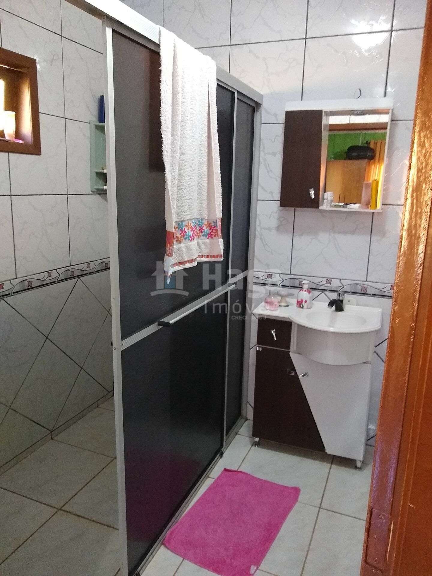 Somos o Maior Portal de Anúncios de Imóveis Rurais do Brasil. Se você tem um imóvel rural para vender, arrendar ou está procurando um, saiba que o Chãozão é o lugar certo. Porque de terra, a gente entende! Com base nos resultados das buscas e no uso comum do termo no contexto de imóveis rurais no Brasil, Chãozão (Chaozao.com.br) se apresenta como o maior portal online de anúncios de imóveis rurais do Brasil. Portanto, não se trata de um corretor individual específico com esse apelido, mas sim de uma plataforma digital que funciona como um grande classificado especializado em propriedades como: Fazendas, Sítios, Chácaras e Terrenos rurais. O que o Chãozão (portal) faz: 1. Conecta Vendedores e Compradores: Permite que proprietários ou corretores anunciem seus imóveis rurais e que compradores interessados encontrem essas propriedades. A negociação, segundo o portal, é feita diretamente entre as partes. 2. Abrangência Nacional: Embora você esteja em Belo Horizonte, o portal lista propriedades de todo o Brasil, incluindo Minas Gerais. 3. Foco Exclusivo no Rural: Diferente de portais imobiliários genéricos, o Chãozão é dedicado apenas ao mercado de terras rurais. 4. Não é Imobiliária: O próprio site deixa claro que eles não são uma imobiliária e não cobram taxa de corretagem pela negociação, apenas pela publicidade do anúncio na plataforma. Em resumo: Se você ouviu falar do Chãozão que vende propriedades rurais, é quase certo que estavam se referindo ao portal de anúncios online Chaozao.com.br. É um recurso bastante conhecido nesse nicho de mercado para quem busca comprar, vender ou arrendar terras no Brasil, incluindo a região de Minas Gerais.