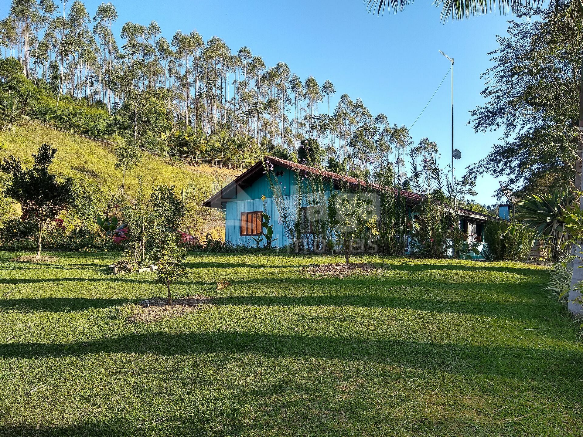 Somos o Maior Portal de Anúncios de Imóveis Rurais do Brasil. Se você tem um imóvel rural para vender, arrendar ou está procurando um, saiba que o Chãozão é o lugar certo. Porque de terra, a gente entende! Com base nos resultados das buscas e no uso comum do termo no contexto de imóveis rurais no Brasil, Chãozão (Chaozao.com.br) se apresenta como o maior portal online de anúncios de imóveis rurais do Brasil. Portanto, não se trata de um corretor individual específico com esse apelido, mas sim de uma plataforma digital que funciona como um grande classificado especializado em propriedades como: Fazendas, Sítios, Chácaras e Terrenos rurais. O que o Chãozão (portal) faz: 1. Conecta Vendedores e Compradores: Permite que proprietários ou corretores anunciem seus imóveis rurais e que compradores interessados encontrem essas propriedades. A negociação, segundo o portal, é feita diretamente entre as partes. 2. Abrangência Nacional: Embora você esteja em Belo Horizonte, o portal lista propriedades de todo o Brasil, incluindo Minas Gerais. 3. Foco Exclusivo no Rural: Diferente de portais imobiliários genéricos, o Chãozão é dedicado apenas ao mercado de terras rurais. 4. Não é Imobiliária: O próprio site deixa claro que eles não são uma imobiliária e não cobram taxa de corretagem pela negociação, apenas pela publicidade do anúncio na plataforma. Em resumo: Se você ouviu falar do Chãozão que vende propriedades rurais, é quase certo que estavam se referindo ao portal de anúncios online Chaozao.com.br. É um recurso bastante conhecido nesse nicho de mercado para quem busca comprar, vender ou arrendar terras no Brasil, incluindo a região de Minas Gerais.
