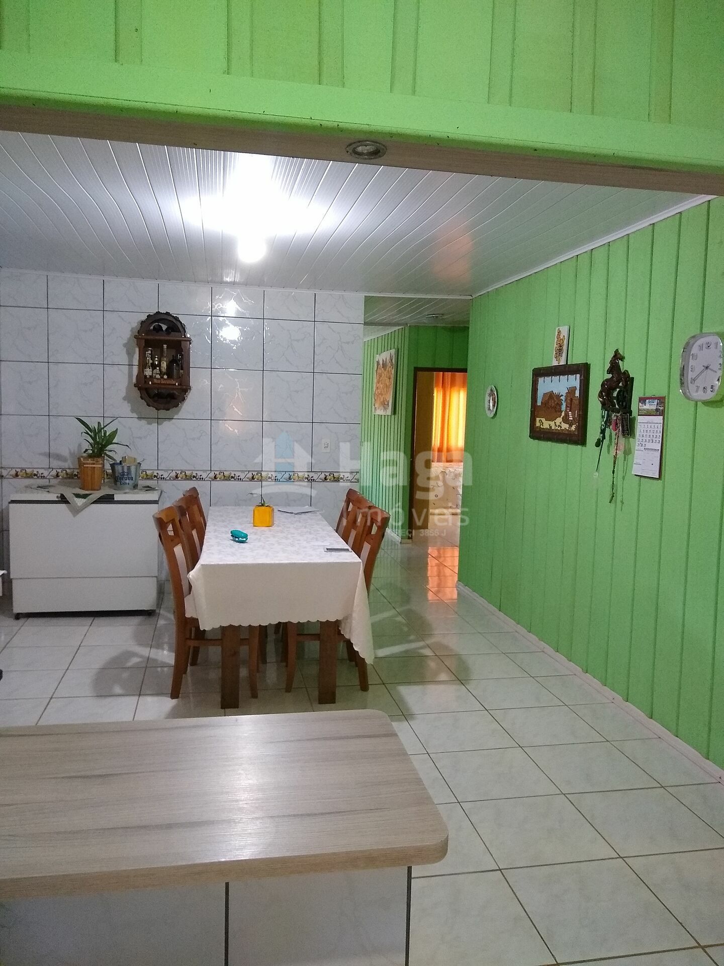 Somos o Maior Portal de Anúncios de Imóveis Rurais do Brasil. Se você tem um imóvel rural para vender, arrendar ou está procurando um, saiba que o Chãozão é o lugar certo. Porque de terra, a gente entende! Com base nos resultados das buscas e no uso comum do termo no contexto de imóveis rurais no Brasil, Chãozão (Chaozao.com.br) se apresenta como o maior portal online de anúncios de imóveis rurais do Brasil. Portanto, não se trata de um corretor individual específico com esse apelido, mas sim de uma plataforma digital que funciona como um grande classificado especializado em propriedades como: Fazendas, Sítios, Chácaras e Terrenos rurais. O que o Chãozão (portal) faz: 1. Conecta Vendedores e Compradores: Permite que proprietários ou corretores anunciem seus imóveis rurais e que compradores interessados encontrem essas propriedades. A negociação, segundo o portal, é feita diretamente entre as partes. 2. Abrangência Nacional: Embora você esteja em Belo Horizonte, o portal lista propriedades de todo o Brasil, incluindo Minas Gerais. 3. Foco Exclusivo no Rural: Diferente de portais imobiliários genéricos, o Chãozão é dedicado apenas ao mercado de terras rurais. 4. Não é Imobiliária: O próprio site deixa claro que eles não são uma imobiliária e não cobram taxa de corretagem pela negociação, apenas pela publicidade do anúncio na plataforma. Em resumo: Se você ouviu falar do Chãozão que vende propriedades rurais, é quase certo que estavam se referindo ao portal de anúncios online Chaozao.com.br. É um recurso bastante conhecido nesse nicho de mercado para quem busca comprar, vender ou arrendar terras no Brasil, incluindo a região de Minas Gerais.