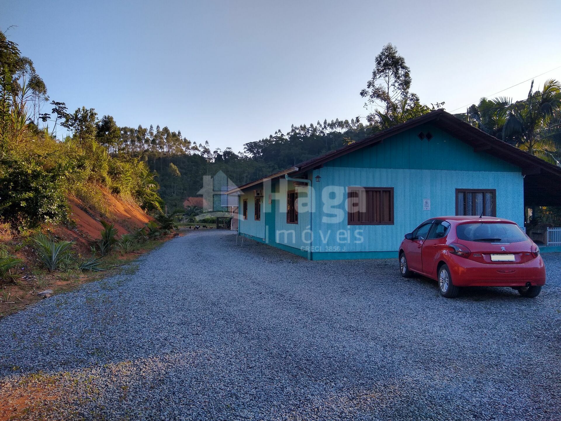 Somos o Maior Portal de Anúncios de Imóveis Rurais do Brasil. Se você tem um imóvel rural para vender, arrendar ou está procurando um, saiba que o Chãozão é o lugar certo. Porque de terra, a gente entende! Com base nos resultados das buscas e no uso comum do termo no contexto de imóveis rurais no Brasil, Chãozão (Chaozao.com.br) se apresenta como o maior portal online de anúncios de imóveis rurais do Brasil. Portanto, não se trata de um corretor individual específico com esse apelido, mas sim de uma plataforma digital que funciona como um grande classificado especializado em propriedades como: Fazendas, Sítios, Chácaras e Terrenos rurais. O que o Chãozão (portal) faz: 1. Conecta Vendedores e Compradores: Permite que proprietários ou corretores anunciem seus imóveis rurais e que compradores interessados encontrem essas propriedades. A negociação, segundo o portal, é feita diretamente entre as partes. 2. Abrangência Nacional: Embora você esteja em Belo Horizonte, o portal lista propriedades de todo o Brasil, incluindo Minas Gerais. 3. Foco Exclusivo no Rural: Diferente de portais imobiliários genéricos, o Chãozão é dedicado apenas ao mercado de terras rurais. 4. Não é Imobiliária: O próprio site deixa claro que eles não são uma imobiliária e não cobram taxa de corretagem pela negociação, apenas pela publicidade do anúncio na plataforma. Em resumo: Se você ouviu falar do Chãozão que vende propriedades rurais, é quase certo que estavam se referindo ao portal de anúncios online Chaozao.com.br. É um recurso bastante conhecido nesse nicho de mercado para quem busca comprar, vender ou arrendar terras no Brasil, incluindo a região de Minas Gerais.