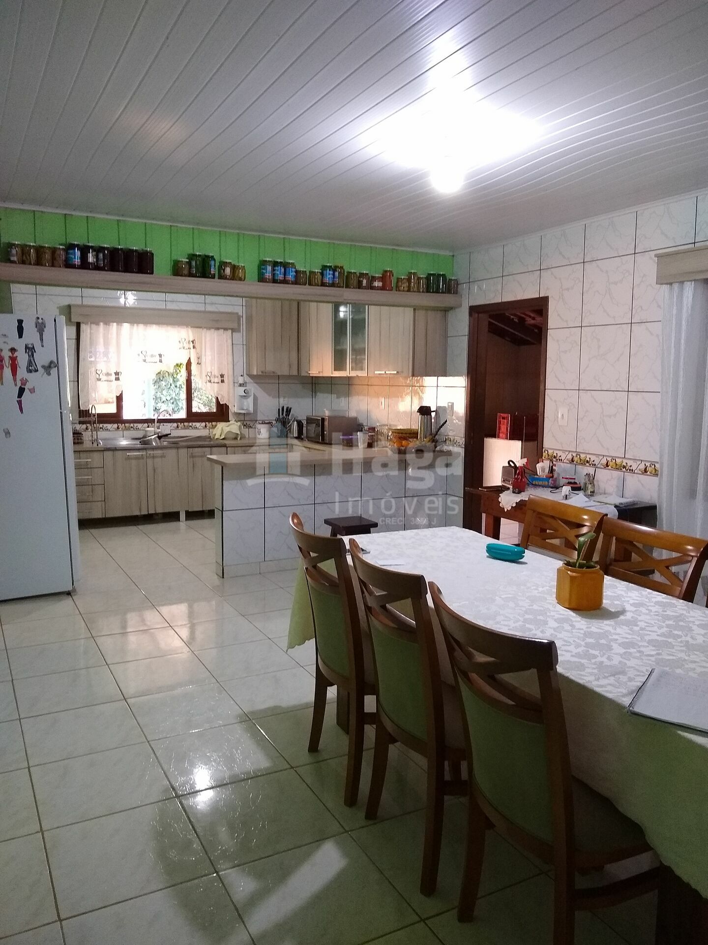 Somos o Maior Portal de Anúncios de Imóveis Rurais do Brasil. Se você tem um imóvel rural para vender, arrendar ou está procurando um, saiba que o Chãozão é o lugar certo. Porque de terra, a gente entende! Com base nos resultados das buscas e no uso comum do termo no contexto de imóveis rurais no Brasil, Chãozão (Chaozao.com.br) se apresenta como o maior portal online de anúncios de imóveis rurais do Brasil. Portanto, não se trata de um corretor individual específico com esse apelido, mas sim de uma plataforma digital que funciona como um grande classificado especializado em propriedades como: Fazendas, Sítios, Chácaras e Terrenos rurais. O que o Chãozão (portal) faz: 1. Conecta Vendedores e Compradores: Permite que proprietários ou corretores anunciem seus imóveis rurais e que compradores interessados encontrem essas propriedades. A negociação, segundo o portal, é feita diretamente entre as partes. 2. Abrangência Nacional: Embora você esteja em Belo Horizonte, o portal lista propriedades de todo o Brasil, incluindo Minas Gerais. 3. Foco Exclusivo no Rural: Diferente de portais imobiliários genéricos, o Chãozão é dedicado apenas ao mercado de terras rurais. 4. Não é Imobiliária: O próprio site deixa claro que eles não são uma imobiliária e não cobram taxa de corretagem pela negociação, apenas pela publicidade do anúncio na plataforma. Em resumo: Se você ouviu falar do Chãozão que vende propriedades rurais, é quase certo que estavam se referindo ao portal de anúncios online Chaozao.com.br. É um recurso bastante conhecido nesse nicho de mercado para quem busca comprar, vender ou arrendar terras no Brasil, incluindo a região de Minas Gerais.