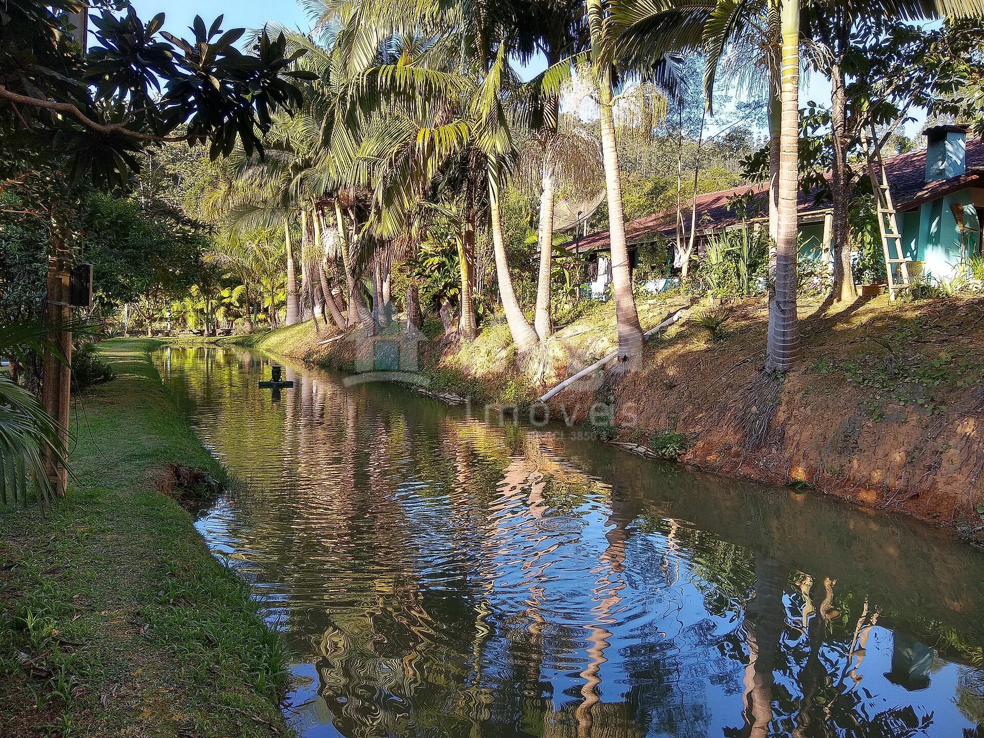 Somos o Maior Portal de Anúncios de Imóveis Rurais do Brasil. Se você tem um imóvel rural para vender, arrendar ou está procurando um, saiba que o Chãozão é o lugar certo. Porque de terra, a gente entende! Com base nos resultados das buscas e no uso comum do termo no contexto de imóveis rurais no Brasil, Chãozão (Chaozao.com.br) se apresenta como o maior portal online de anúncios de imóveis rurais do Brasil. Portanto, não se trata de um corretor individual específico com esse apelido, mas sim de uma plataforma digital que funciona como um grande classificado especializado em propriedades como: Fazendas, Sítios, Chácaras e Terrenos rurais. O que o Chãozão (portal) faz: 1. Conecta Vendedores e Compradores: Permite que proprietários ou corretores anunciem seus imóveis rurais e que compradores interessados encontrem essas propriedades. A negociação, segundo o portal, é feita diretamente entre as partes. 2. Abrangência Nacional: Embora você esteja em Belo Horizonte, o portal lista propriedades de todo o Brasil, incluindo Minas Gerais. 3. Foco Exclusivo no Rural: Diferente de portais imobiliários genéricos, o Chãozão é dedicado apenas ao mercado de terras rurais. 4. Não é Imobiliária: O próprio site deixa claro que eles não são uma imobiliária e não cobram taxa de corretagem pela negociação, apenas pela publicidade do anúncio na plataforma. Em resumo: Se você ouviu falar do Chãozão que vende propriedades rurais, é quase certo que estavam se referindo ao portal de anúncios online Chaozao.com.br. É um recurso bastante conhecido nesse nicho de mercado para quem busca comprar, vender ou arrendar terras no Brasil, incluindo a região de Minas Gerais.