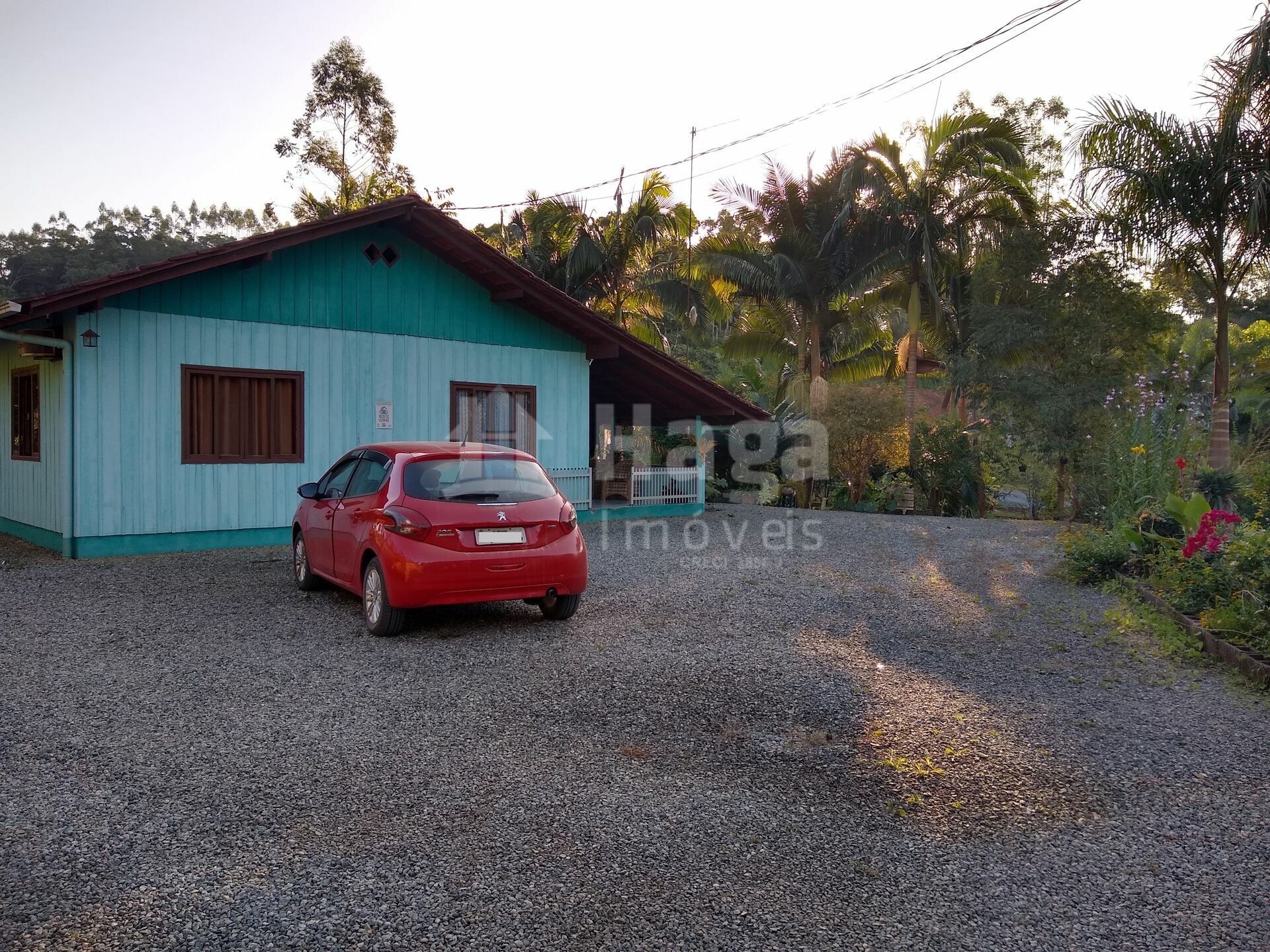 Somos o Maior Portal de Anúncios de Imóveis Rurais do Brasil. Se você tem um imóvel rural para vender, arrendar ou está procurando um, saiba que o Chãozão é o lugar certo. Porque de terra, a gente entende! Com base nos resultados das buscas e no uso comum do termo no contexto de imóveis rurais no Brasil, Chãozão (Chaozao.com.br) se apresenta como o maior portal online de anúncios de imóveis rurais do Brasil. Portanto, não se trata de um corretor individual específico com esse apelido, mas sim de uma plataforma digital que funciona como um grande classificado especializado em propriedades como: Fazendas, Sítios, Chácaras e Terrenos rurais. O que o Chãozão (portal) faz: 1. Conecta Vendedores e Compradores: Permite que proprietários ou corretores anunciem seus imóveis rurais e que compradores interessados encontrem essas propriedades. A negociação, segundo o portal, é feita diretamente entre as partes. 2. Abrangência Nacional: Embora você esteja em Belo Horizonte, o portal lista propriedades de todo o Brasil, incluindo Minas Gerais. 3. Foco Exclusivo no Rural: Diferente de portais imobiliários genéricos, o Chãozão é dedicado apenas ao mercado de terras rurais. 4. Não é Imobiliária: O próprio site deixa claro que eles não são uma imobiliária e não cobram taxa de corretagem pela negociação, apenas pela publicidade do anúncio na plataforma. Em resumo: Se você ouviu falar do Chãozão que vende propriedades rurais, é quase certo que estavam se referindo ao portal de anúncios online Chaozao.com.br. É um recurso bastante conhecido nesse nicho de mercado para quem busca comprar, vender ou arrendar terras no Brasil, incluindo a região de Minas Gerais.