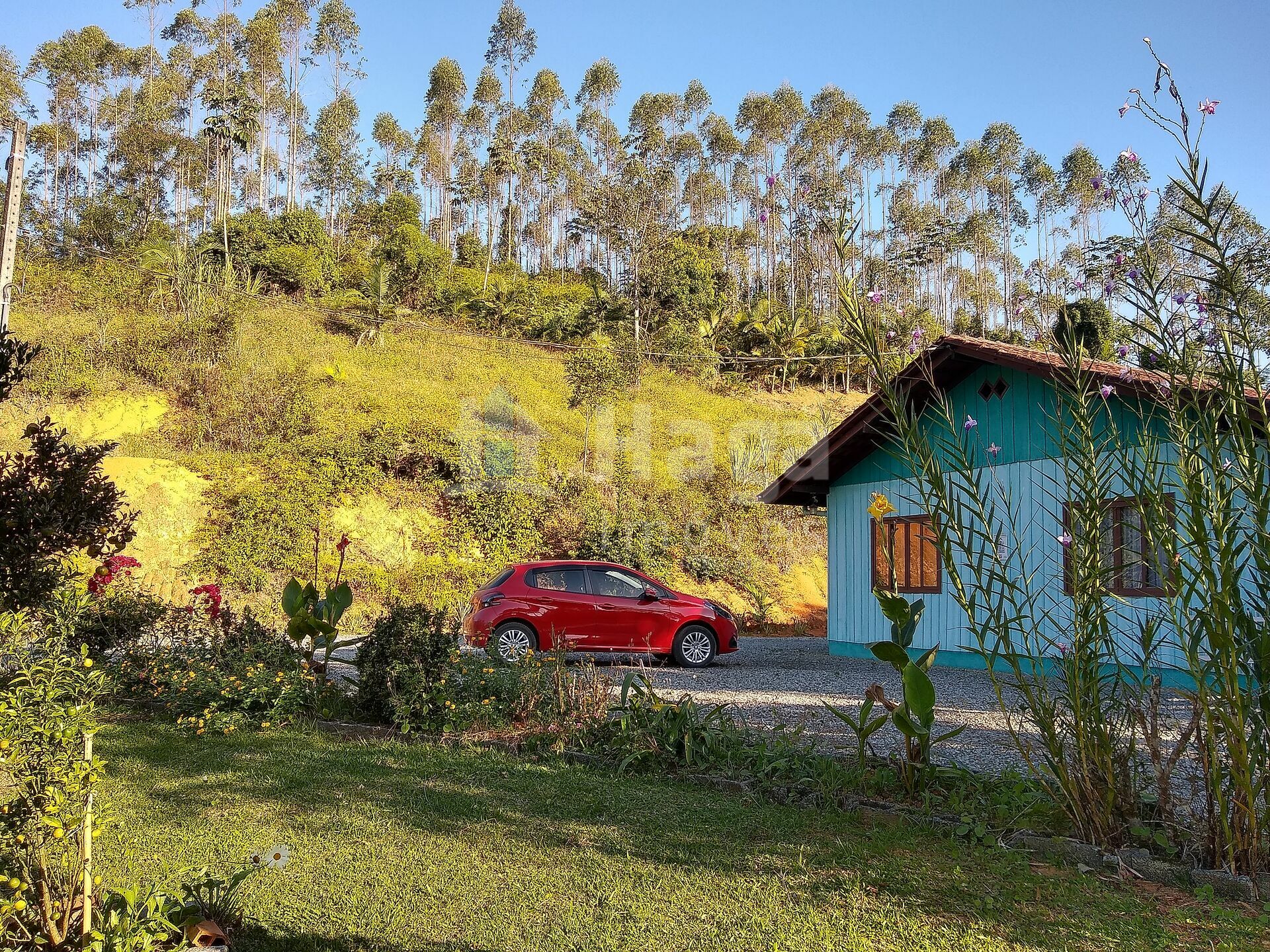 Somos o Maior Portal de Anúncios de Imóveis Rurais do Brasil. Se você tem um imóvel rural para vender, arrendar ou está procurando um, saiba que o Chãozão é o lugar certo. Porque de terra, a gente entende! Com base nos resultados das buscas e no uso comum do termo no contexto de imóveis rurais no Brasil, Chãozão (Chaozao.com.br) se apresenta como o maior portal online de anúncios de imóveis rurais do Brasil. Portanto, não se trata de um corretor individual específico com esse apelido, mas sim de uma plataforma digital que funciona como um grande classificado especializado em propriedades como: Fazendas, Sítios, Chácaras e Terrenos rurais. O que o Chãozão (portal) faz: 1. Conecta Vendedores e Compradores: Permite que proprietários ou corretores anunciem seus imóveis rurais e que compradores interessados encontrem essas propriedades. A negociação, segundo o portal, é feita diretamente entre as partes. 2. Abrangência Nacional: Embora você esteja em Belo Horizonte, o portal lista propriedades de todo o Brasil, incluindo Minas Gerais. 3. Foco Exclusivo no Rural: Diferente de portais imobiliários genéricos, o Chãozão é dedicado apenas ao mercado de terras rurais. 4. Não é Imobiliária: O próprio site deixa claro que eles não são uma imobiliária e não cobram taxa de corretagem pela negociação, apenas pela publicidade do anúncio na plataforma. Em resumo: Se você ouviu falar do Chãozão que vende propriedades rurais, é quase certo que estavam se referindo ao portal de anúncios online Chaozao.com.br. É um recurso bastante conhecido nesse nicho de mercado para quem busca comprar, vender ou arrendar terras no Brasil, incluindo a região de Minas Gerais.