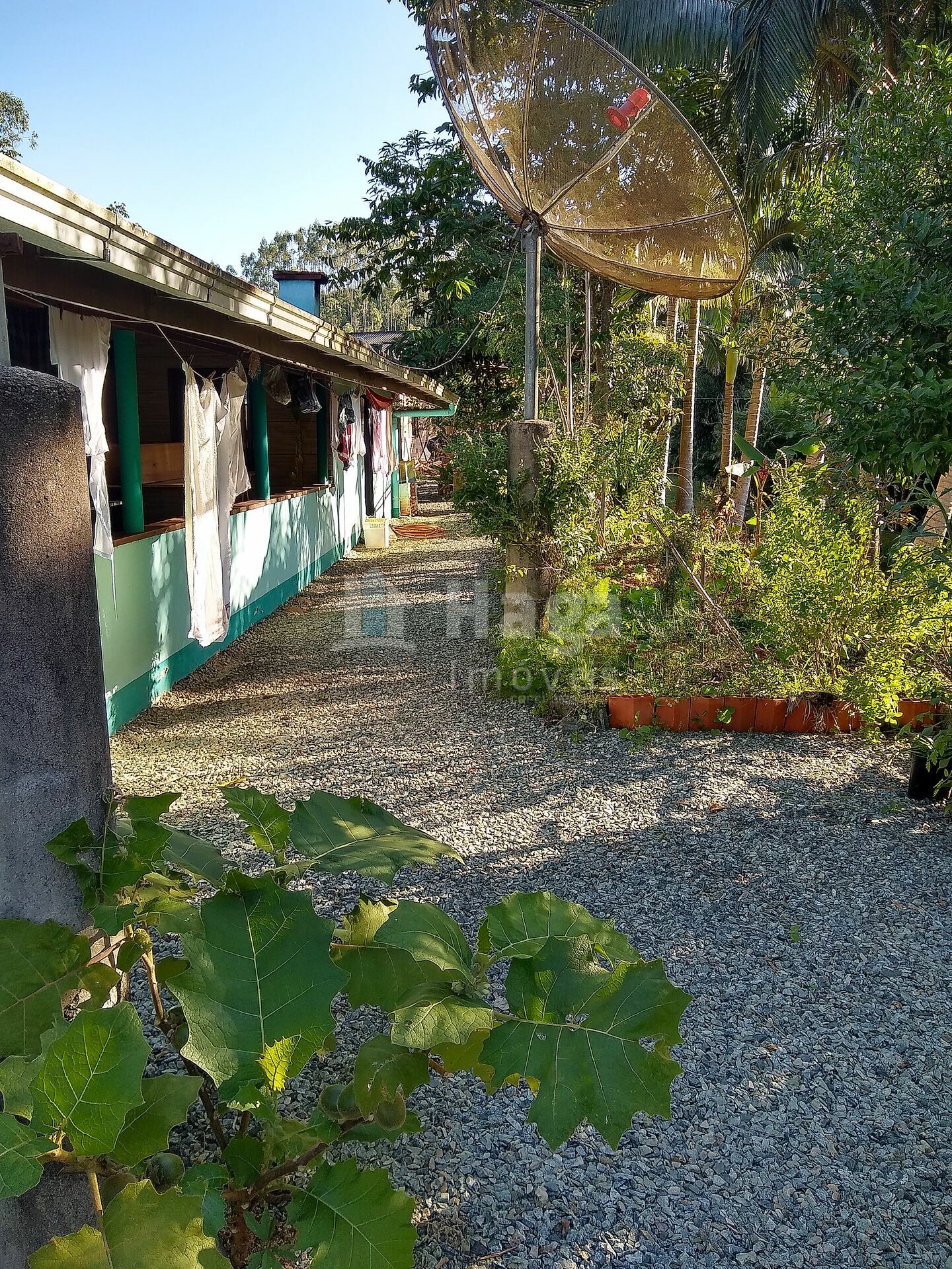 Somos o Maior Portal de Anúncios de Imóveis Rurais do Brasil. Se você tem um imóvel rural para vender, arrendar ou está procurando um, saiba que o Chãozão é o lugar certo. Porque de terra, a gente entende! Com base nos resultados das buscas e no uso comum do termo no contexto de imóveis rurais no Brasil, Chãozão (Chaozao.com.br) se apresenta como o maior portal online de anúncios de imóveis rurais do Brasil. Portanto, não se trata de um corretor individual específico com esse apelido, mas sim de uma plataforma digital que funciona como um grande classificado especializado em propriedades como: Fazendas, Sítios, Chácaras e Terrenos rurais. O que o Chãozão (portal) faz: 1. Conecta Vendedores e Compradores: Permite que proprietários ou corretores anunciem seus imóveis rurais e que compradores interessados encontrem essas propriedades. A negociação, segundo o portal, é feita diretamente entre as partes. 2. Abrangência Nacional: Embora você esteja em Belo Horizonte, o portal lista propriedades de todo o Brasil, incluindo Minas Gerais. 3. Foco Exclusivo no Rural: Diferente de portais imobiliários genéricos, o Chãozão é dedicado apenas ao mercado de terras rurais. 4. Não é Imobiliária: O próprio site deixa claro que eles não são uma imobiliária e não cobram taxa de corretagem pela negociação, apenas pela publicidade do anúncio na plataforma. Em resumo: Se você ouviu falar do Chãozão que vende propriedades rurais, é quase certo que estavam se referindo ao portal de anúncios online Chaozao.com.br. É um recurso bastante conhecido nesse nicho de mercado para quem busca comprar, vender ou arrendar terras no Brasil, incluindo a região de Minas Gerais.
