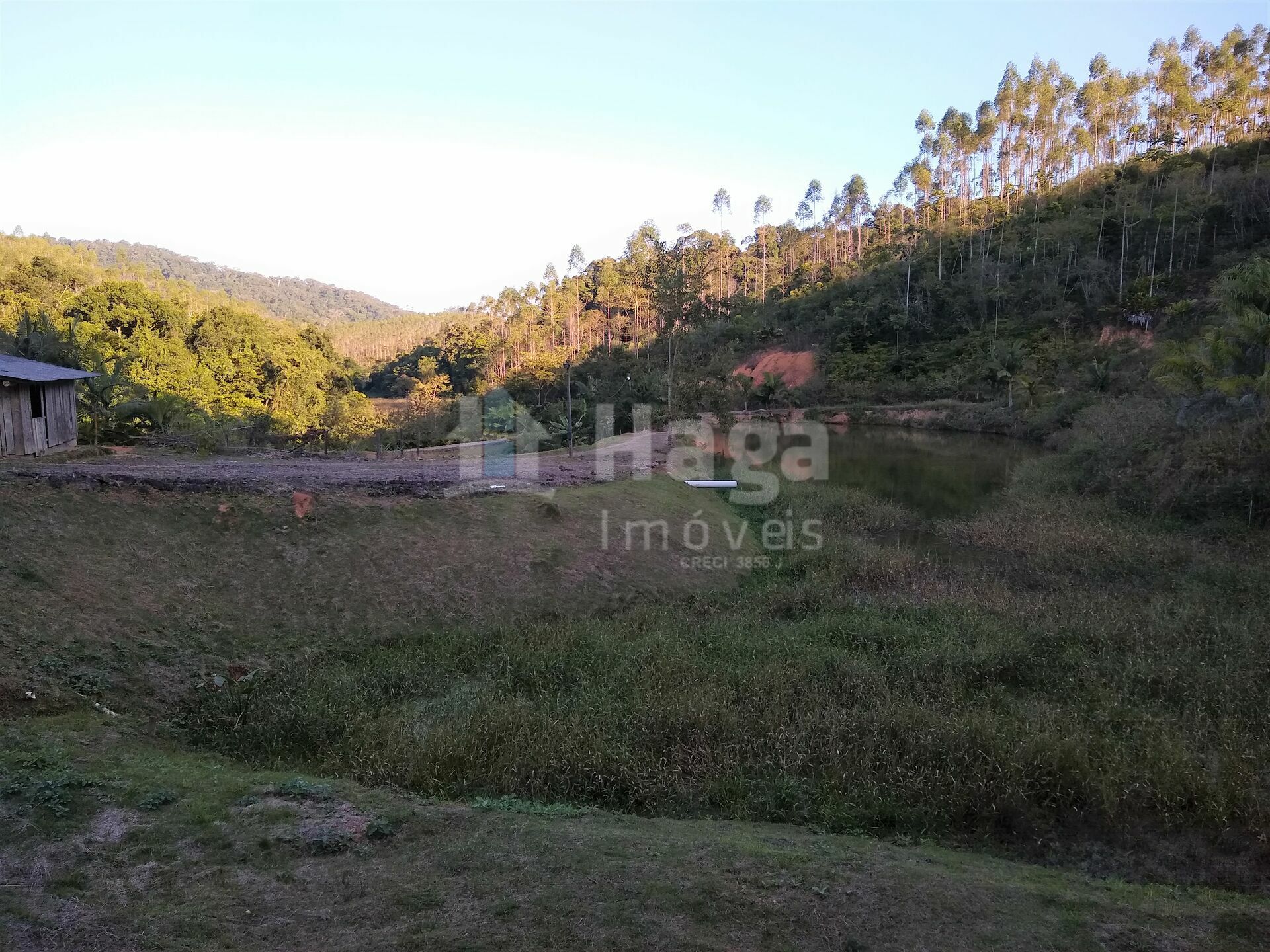 Somos o Maior Portal de Anúncios de Imóveis Rurais do Brasil. Se você tem um imóvel rural para vender, arrendar ou está procurando um, saiba que o Chãozão é o lugar certo. Porque de terra, a gente entende! Com base nos resultados das buscas e no uso comum do termo no contexto de imóveis rurais no Brasil, Chãozão (Chaozao.com.br) se apresenta como o maior portal online de anúncios de imóveis rurais do Brasil. Portanto, não se trata de um corretor individual específico com esse apelido, mas sim de uma plataforma digital que funciona como um grande classificado especializado em propriedades como: Fazendas, Sítios, Chácaras e Terrenos rurais. O que o Chãozão (portal) faz: 1. Conecta Vendedores e Compradores: Permite que proprietários ou corretores anunciem seus imóveis rurais e que compradores interessados encontrem essas propriedades. A negociação, segundo o portal, é feita diretamente entre as partes. 2. Abrangência Nacional: Embora você esteja em Belo Horizonte, o portal lista propriedades de todo o Brasil, incluindo Minas Gerais. 3. Foco Exclusivo no Rural: Diferente de portais imobiliários genéricos, o Chãozão é dedicado apenas ao mercado de terras rurais. 4. Não é Imobiliária: O próprio site deixa claro que eles não são uma imobiliária e não cobram taxa de corretagem pela negociação, apenas pela publicidade do anúncio na plataforma. Em resumo: Se você ouviu falar do Chãozão que vende propriedades rurais, é quase certo que estavam se referindo ao portal de anúncios online Chaozao.com.br. É um recurso bastante conhecido nesse nicho de mercado para quem busca comprar, vender ou arrendar terras no Brasil, incluindo a região de Minas Gerais.