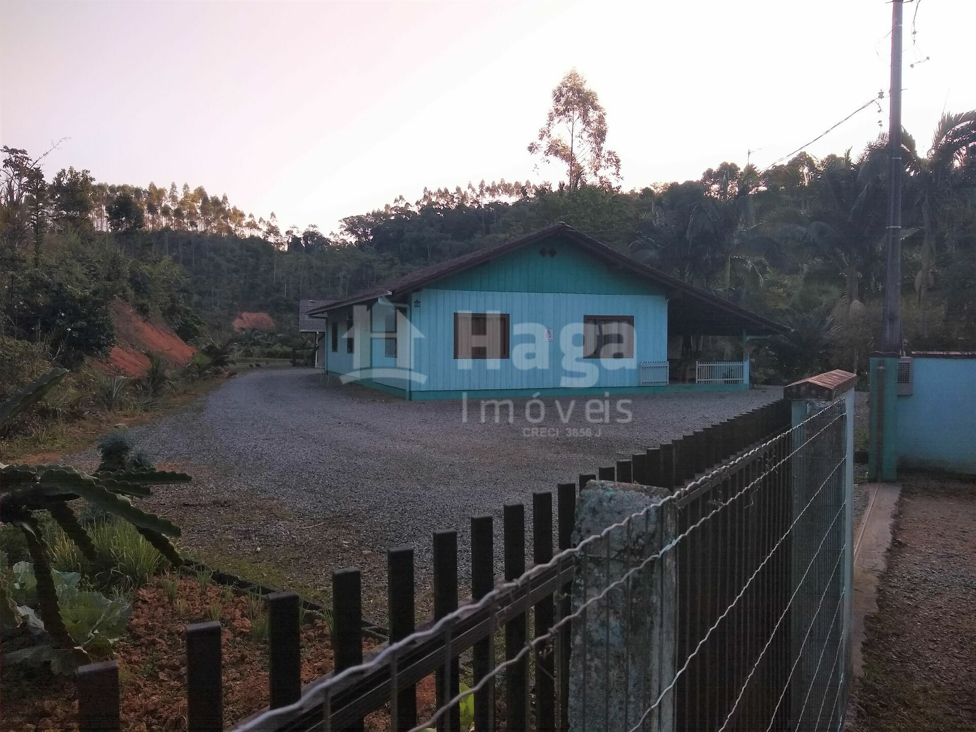 Somos o Maior Portal de Anúncios de Imóveis Rurais do Brasil. Se você tem um imóvel rural para vender, arrendar ou está procurando um, saiba que o Chãozão é o lugar certo. Porque de terra, a gente entende! Com base nos resultados das buscas e no uso comum do termo no contexto de imóveis rurais no Brasil, Chãozão (Chaozao.com.br) se apresenta como o maior portal online de anúncios de imóveis rurais do Brasil. Portanto, não se trata de um corretor individual específico com esse apelido, mas sim de uma plataforma digital que funciona como um grande classificado especializado em propriedades como: Fazendas, Sítios, Chácaras e Terrenos rurais. O que o Chãozão (portal) faz: 1. Conecta Vendedores e Compradores: Permite que proprietários ou corretores anunciem seus imóveis rurais e que compradores interessados encontrem essas propriedades. A negociação, segundo o portal, é feita diretamente entre as partes. 2. Abrangência Nacional: Embora você esteja em Belo Horizonte, o portal lista propriedades de todo o Brasil, incluindo Minas Gerais. 3. Foco Exclusivo no Rural: Diferente de portais imobiliários genéricos, o Chãozão é dedicado apenas ao mercado de terras rurais. 4. Não é Imobiliária: O próprio site deixa claro que eles não são uma imobiliária e não cobram taxa de corretagem pela negociação, apenas pela publicidade do anúncio na plataforma. Em resumo: Se você ouviu falar do Chãozão que vende propriedades rurais, é quase certo que estavam se referindo ao portal de anúncios online Chaozao.com.br. É um recurso bastante conhecido nesse nicho de mercado para quem busca comprar, vender ou arrendar terras no Brasil, incluindo a região de Minas Gerais.