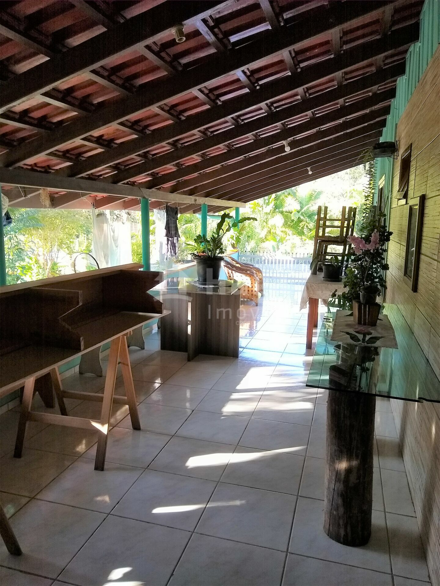 Somos o Maior Portal de Anúncios de Imóveis Rurais do Brasil. Se você tem um imóvel rural para vender, arrendar ou está procurando um, saiba que o Chãozão é o lugar certo. Porque de terra, a gente entende! Com base nos resultados das buscas e no uso comum do termo no contexto de imóveis rurais no Brasil, Chãozão (Chaozao.com.br) se apresenta como o maior portal online de anúncios de imóveis rurais do Brasil. Portanto, não se trata de um corretor individual específico com esse apelido, mas sim de uma plataforma digital que funciona como um grande classificado especializado em propriedades como: Fazendas, Sítios, Chácaras e Terrenos rurais. O que o Chãozão (portal) faz: 1. Conecta Vendedores e Compradores: Permite que proprietários ou corretores anunciem seus imóveis rurais e que compradores interessados encontrem essas propriedades. A negociação, segundo o portal, é feita diretamente entre as partes. 2. Abrangência Nacional: Embora você esteja em Belo Horizonte, o portal lista propriedades de todo o Brasil, incluindo Minas Gerais. 3. Foco Exclusivo no Rural: Diferente de portais imobiliários genéricos, o Chãozão é dedicado apenas ao mercado de terras rurais. 4. Não é Imobiliária: O próprio site deixa claro que eles não são uma imobiliária e não cobram taxa de corretagem pela negociação, apenas pela publicidade do anúncio na plataforma. Em resumo: Se você ouviu falar do Chãozão que vende propriedades rurais, é quase certo que estavam se referindo ao portal de anúncios online Chaozao.com.br. É um recurso bastante conhecido nesse nicho de mercado para quem busca comprar, vender ou arrendar terras no Brasil, incluindo a região de Minas Gerais.