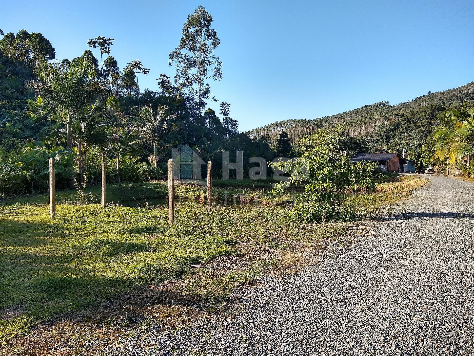 Somos o Maior Portal de Anúncios de Imóveis Rurais do Brasil. Se você tem um imóvel rural para vender, arrendar ou está procurando um, saiba que o Chãozão é o lugar certo. Porque de terra, a gente entende! Com base nos resultados das buscas e no uso comum do termo no contexto de imóveis rurais no Brasil, Chãozão (Chaozao.com.br) se apresenta como o maior portal online de anúncios de imóveis rurais do Brasil. Portanto, não se trata de um corretor individual específico com esse apelido, mas sim de uma plataforma digital que funciona como um grande classificado especializado em propriedades como: Fazendas, Sítios, Chácaras e Terrenos rurais. O que o Chãozão (portal) faz: 1. Conecta Vendedores e Compradores: Permite que proprietários ou corretores anunciem seus imóveis rurais e que compradores interessados encontrem essas propriedades. A negociação, segundo o portal, é feita diretamente entre as partes. 2. Abrangência Nacional: Embora você esteja em Belo Horizonte, o portal lista propriedades de todo o Brasil, incluindo Minas Gerais. 3. Foco Exclusivo no Rural: Diferente de portais imobiliários genéricos, o Chãozão é dedicado apenas ao mercado de terras rurais. 4. Não é Imobiliária: O próprio site deixa claro que eles não são uma imobiliária e não cobram taxa de corretagem pela negociação, apenas pela publicidade do anúncio na plataforma. Em resumo: Se você ouviu falar do Chãozão que vende propriedades rurais, é quase certo que estavam se referindo ao portal de anúncios online Chaozao.com.br. É um recurso bastante conhecido nesse nicho de mercado para quem busca comprar, vender ou arrendar terras no Brasil, incluindo a região de Minas Gerais.