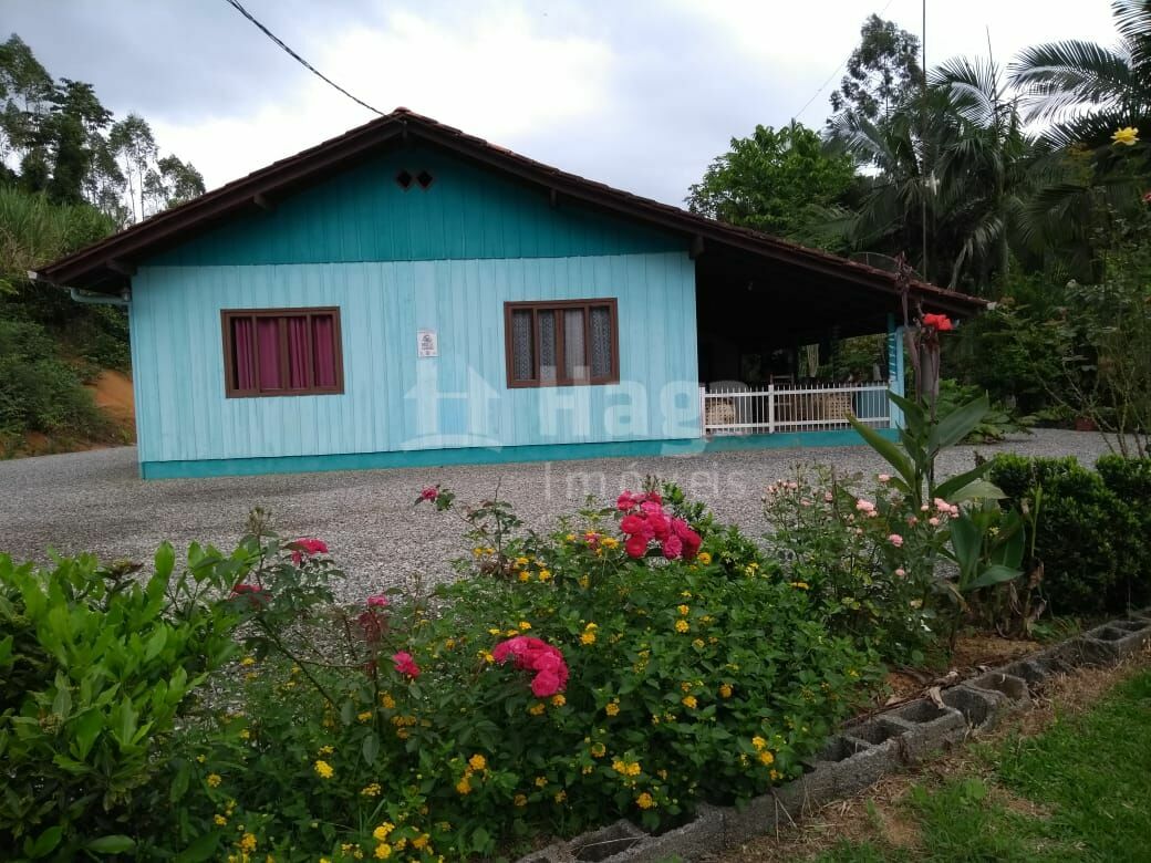 Somos o Maior Portal de Anúncios de Imóveis Rurais do Brasil. Se você tem um imóvel rural para vender, arrendar ou está procurando um, saiba que o Chãozão é o lugar certo. Porque de terra, a gente entende! Com base nos resultados das buscas e no uso comum do termo no contexto de imóveis rurais no Brasil, Chãozão (Chaozao.com.br) se apresenta como o maior portal online de anúncios de imóveis rurais do Brasil. Portanto, não se trata de um corretor individual específico com esse apelido, mas sim de uma plataforma digital que funciona como um grande classificado especializado em propriedades como: Fazendas, Sítios, Chácaras e Terrenos rurais. O que o Chãozão (portal) faz: 1. Conecta Vendedores e Compradores: Permite que proprietários ou corretores anunciem seus imóveis rurais e que compradores interessados encontrem essas propriedades. A negociação, segundo o portal, é feita diretamente entre as partes. 2. Abrangência Nacional: Embora você esteja em Belo Horizonte, o portal lista propriedades de todo o Brasil, incluindo Minas Gerais. 3. Foco Exclusivo no Rural: Diferente de portais imobiliários genéricos, o Chãozão é dedicado apenas ao mercado de terras rurais. 4. Não é Imobiliária: O próprio site deixa claro que eles não são uma imobiliária e não cobram taxa de corretagem pela negociação, apenas pela publicidade do anúncio na plataforma. Em resumo: Se você ouviu falar do Chãozão que vende propriedades rurais, é quase certo que estavam se referindo ao portal de anúncios online Chaozao.com.br. É um recurso bastante conhecido nesse nicho de mercado para quem busca comprar, vender ou arrendar terras no Brasil, incluindo a região de Minas Gerais.
