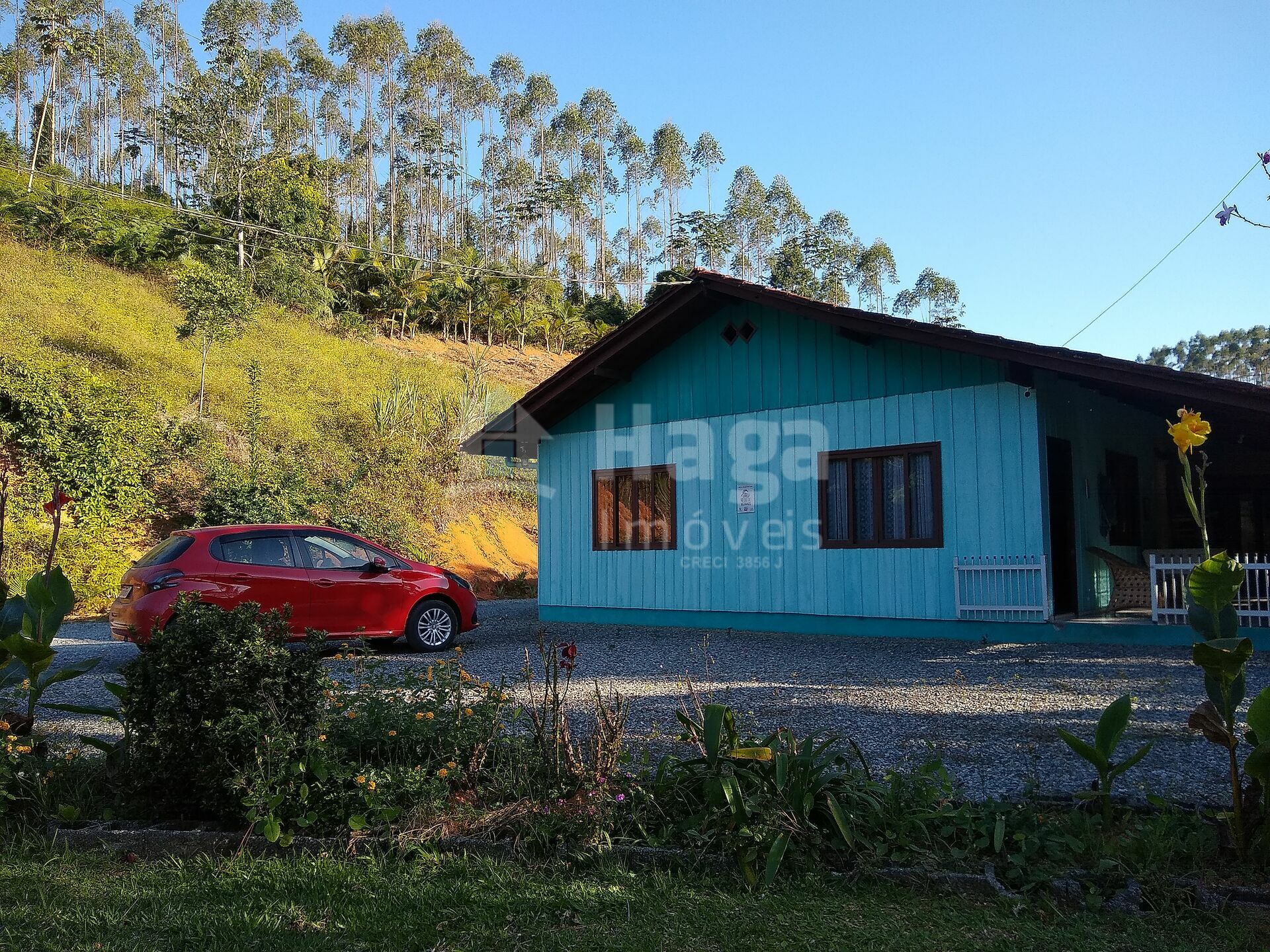 Somos o Maior Portal de Anúncios de Imóveis Rurais do Brasil. Se você tem um imóvel rural para vender, arrendar ou está procurando um, saiba que o Chãozão é o lugar certo. Porque de terra, a gente entende! Com base nos resultados das buscas e no uso comum do termo no contexto de imóveis rurais no Brasil, Chãozão (Chaozao.com.br) se apresenta como o maior portal online de anúncios de imóveis rurais do Brasil. Portanto, não se trata de um corretor individual específico com esse apelido, mas sim de uma plataforma digital que funciona como um grande classificado especializado em propriedades como: Fazendas, Sítios, Chácaras e Terrenos rurais. O que o Chãozão (portal) faz: 1. Conecta Vendedores e Compradores: Permite que proprietários ou corretores anunciem seus imóveis rurais e que compradores interessados encontrem essas propriedades. A negociação, segundo o portal, é feita diretamente entre as partes. 2. Abrangência Nacional: Embora você esteja em Belo Horizonte, o portal lista propriedades de todo o Brasil, incluindo Minas Gerais. 3. Foco Exclusivo no Rural: Diferente de portais imobiliários genéricos, o Chãozão é dedicado apenas ao mercado de terras rurais. 4. Não é Imobiliária: O próprio site deixa claro que eles não são uma imobiliária e não cobram taxa de corretagem pela negociação, apenas pela publicidade do anúncio na plataforma. Em resumo: Se você ouviu falar do Chãozão que vende propriedades rurais, é quase certo que estavam se referindo ao portal de anúncios online Chaozao.com.br. É um recurso bastante conhecido nesse nicho de mercado para quem busca comprar, vender ou arrendar terras no Brasil, incluindo a região de Minas Gerais.