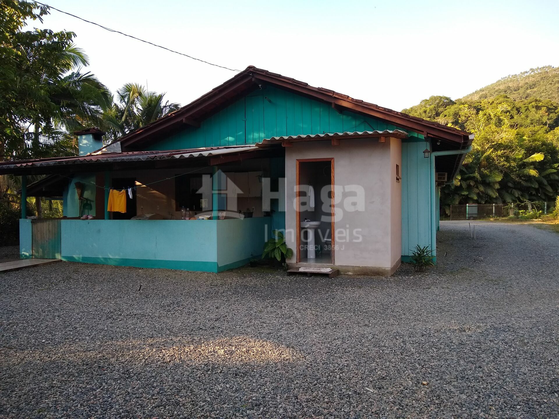 Somos o Maior Portal de Anúncios de Imóveis Rurais do Brasil. Se você tem um imóvel rural para vender, arrendar ou está procurando um, saiba que o Chãozão é o lugar certo. Porque de terra, a gente entende! Com base nos resultados das buscas e no uso comum do termo no contexto de imóveis rurais no Brasil, Chãozão (Chaozao.com.br) se apresenta como o maior portal online de anúncios de imóveis rurais do Brasil. Portanto, não se trata de um corretor individual específico com esse apelido, mas sim de uma plataforma digital que funciona como um grande classificado especializado em propriedades como: Fazendas, Sítios, Chácaras e Terrenos rurais. O que o Chãozão (portal) faz: 1. Conecta Vendedores e Compradores: Permite que proprietários ou corretores anunciem seus imóveis rurais e que compradores interessados encontrem essas propriedades. A negociação, segundo o portal, é feita diretamente entre as partes. 2. Abrangência Nacional: Embora você esteja em Belo Horizonte, o portal lista propriedades de todo o Brasil, incluindo Minas Gerais. 3. Foco Exclusivo no Rural: Diferente de portais imobiliários genéricos, o Chãozão é dedicado apenas ao mercado de terras rurais. 4. Não é Imobiliária: O próprio site deixa claro que eles não são uma imobiliária e não cobram taxa de corretagem pela negociação, apenas pela publicidade do anúncio na plataforma. Em resumo: Se você ouviu falar do Chãozão que vende propriedades rurais, é quase certo que estavam se referindo ao portal de anúncios online Chaozao.com.br. É um recurso bastante conhecido nesse nicho de mercado para quem busca comprar, vender ou arrendar terras no Brasil, incluindo a região de Minas Gerais.