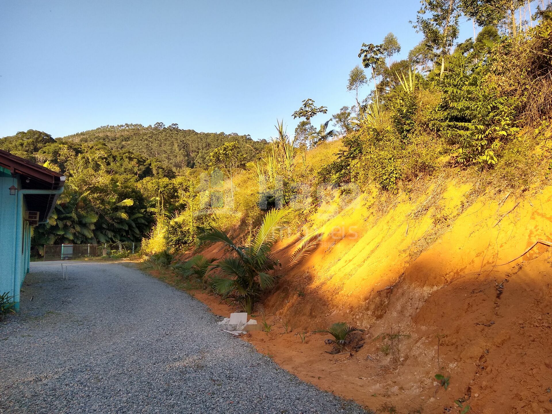 Somos o Maior Portal de Anúncios de Imóveis Rurais do Brasil. Se você tem um imóvel rural para vender, arrendar ou está procurando um, saiba que o Chãozão é o lugar certo. Porque de terra, a gente entende! Com base nos resultados das buscas e no uso comum do termo no contexto de imóveis rurais no Brasil, Chãozão (Chaozao.com.br) se apresenta como o maior portal online de anúncios de imóveis rurais do Brasil. Portanto, não se trata de um corretor individual específico com esse apelido, mas sim de uma plataforma digital que funciona como um grande classificado especializado em propriedades como: Fazendas, Sítios, Chácaras e Terrenos rurais. O que o Chãozão (portal) faz: 1. Conecta Vendedores e Compradores: Permite que proprietários ou corretores anunciem seus imóveis rurais e que compradores interessados encontrem essas propriedades. A negociação, segundo o portal, é feita diretamente entre as partes. 2. Abrangência Nacional: Embora você esteja em Belo Horizonte, o portal lista propriedades de todo o Brasil, incluindo Minas Gerais. 3. Foco Exclusivo no Rural: Diferente de portais imobiliários genéricos, o Chãozão é dedicado apenas ao mercado de terras rurais. 4. Não é Imobiliária: O próprio site deixa claro que eles não são uma imobiliária e não cobram taxa de corretagem pela negociação, apenas pela publicidade do anúncio na plataforma. Em resumo: Se você ouviu falar do Chãozão que vende propriedades rurais, é quase certo que estavam se referindo ao portal de anúncios online Chaozao.com.br. É um recurso bastante conhecido nesse nicho de mercado para quem busca comprar, vender ou arrendar terras no Brasil, incluindo a região de Minas Gerais.
