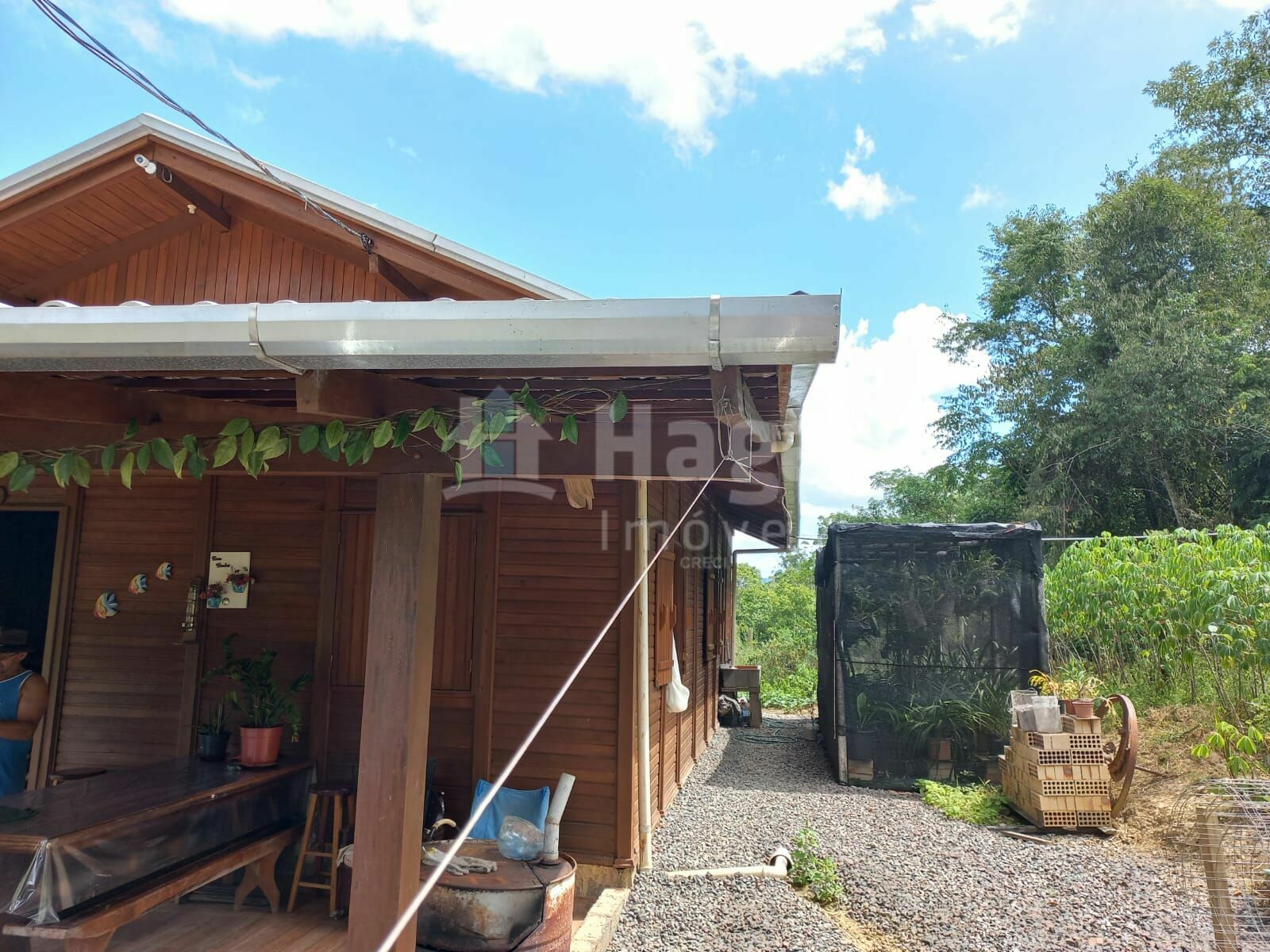 Somos o Maior Portal de Anúncios de Imóveis Rurais do Brasil. Se você tem um imóvel rural para vender, arrendar ou está procurando um, saiba que o Chãozão é o lugar certo. Porque de terra, a gente entende! Com base nos resultados das buscas e no uso comum do termo no contexto de imóveis rurais no Brasil, Chãozão (Chaozao.com.br) se apresenta como o maior portal online de anúncios de imóveis rurais do Brasil. Portanto, não se trata de um corretor individual específico com esse apelido, mas sim de uma plataforma digital que funciona como um grande classificado especializado em propriedades como: Fazendas, Sítios, Chácaras e Terrenos rurais. O que o Chãozão (portal) faz: 1. Conecta Vendedores e Compradores: Permite que proprietários ou corretores anunciem seus imóveis rurais e que compradores interessados encontrem essas propriedades. A negociação, segundo o portal, é feita diretamente entre as partes. 2. Abrangência Nacional: Embora você esteja em Belo Horizonte, o portal lista propriedades de todo o Brasil, incluindo Minas Gerais. 3. Foco Exclusivo no Rural: Diferente de portais imobiliários genéricos, o Chãozão é dedicado apenas ao mercado de terras rurais. 4. Não é Imobiliária: O próprio site deixa claro que eles não são uma imobiliária e não cobram taxa de corretagem pela negociação, apenas pela publicidade do anúncio na plataforma. Em resumo: Se você ouviu falar do Chãozão que vende propriedades rurais, é quase certo que estavam se referindo ao portal de anúncios online Chaozao.com.br. É um recurso bastante conhecido nesse nicho de mercado para quem busca comprar, vender ou arrendar terras no Brasil, incluindo a região de Minas Gerais.