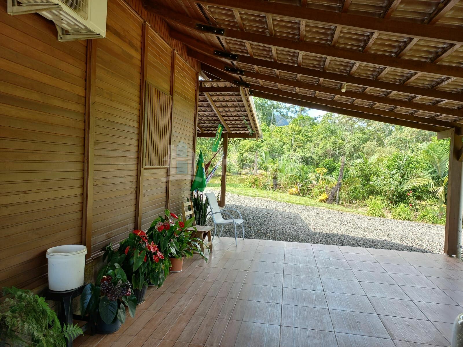 Somos o Maior Portal de Anúncios de Imóveis Rurais do Brasil. Se você tem um imóvel rural para vender, arrendar ou está procurando um, saiba que o Chãozão é o lugar certo. Porque de terra, a gente entende! Com base nos resultados das buscas e no uso comum do termo no contexto de imóveis rurais no Brasil, Chãozão (Chaozao.com.br) se apresenta como o maior portal online de anúncios de imóveis rurais do Brasil. Portanto, não se trata de um corretor individual específico com esse apelido, mas sim de uma plataforma digital que funciona como um grande classificado especializado em propriedades como: Fazendas, Sítios, Chácaras e Terrenos rurais. O que o Chãozão (portal) faz: 1. Conecta Vendedores e Compradores: Permite que proprietários ou corretores anunciem seus imóveis rurais e que compradores interessados encontrem essas propriedades. A negociação, segundo o portal, é feita diretamente entre as partes. 2. Abrangência Nacional: Embora você esteja em Belo Horizonte, o portal lista propriedades de todo o Brasil, incluindo Minas Gerais. 3. Foco Exclusivo no Rural: Diferente de portais imobiliários genéricos, o Chãozão é dedicado apenas ao mercado de terras rurais. 4. Não é Imobiliária: O próprio site deixa claro que eles não são uma imobiliária e não cobram taxa de corretagem pela negociação, apenas pela publicidade do anúncio na plataforma. Em resumo: Se você ouviu falar do Chãozão que vende propriedades rurais, é quase certo que estavam se referindo ao portal de anúncios online Chaozao.com.br. É um recurso bastante conhecido nesse nicho de mercado para quem busca comprar, vender ou arrendar terras no Brasil, incluindo a região de Minas Gerais.