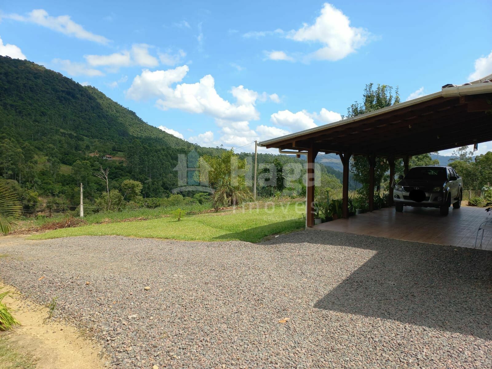 Somos o Maior Portal de Anúncios de Imóveis Rurais do Brasil. Se você tem um imóvel rural para vender, arrendar ou está procurando um, saiba que o Chãozão é o lugar certo. Porque de terra, a gente entende! Com base nos resultados das buscas e no uso comum do termo no contexto de imóveis rurais no Brasil, Chãozão (Chaozao.com.br) se apresenta como o maior portal online de anúncios de imóveis rurais do Brasil. Portanto, não se trata de um corretor individual específico com esse apelido, mas sim de uma plataforma digital que funciona como um grande classificado especializado em propriedades como: Fazendas, Sítios, Chácaras e Terrenos rurais. O que o Chãozão (portal) faz: 1. Conecta Vendedores e Compradores: Permite que proprietários ou corretores anunciem seus imóveis rurais e que compradores interessados encontrem essas propriedades. A negociação, segundo o portal, é feita diretamente entre as partes. 2. Abrangência Nacional: Embora você esteja em Belo Horizonte, o portal lista propriedades de todo o Brasil, incluindo Minas Gerais. 3. Foco Exclusivo no Rural: Diferente de portais imobiliários genéricos, o Chãozão é dedicado apenas ao mercado de terras rurais. 4. Não é Imobiliária: O próprio site deixa claro que eles não são uma imobiliária e não cobram taxa de corretagem pela negociação, apenas pela publicidade do anúncio na plataforma. Em resumo: Se você ouviu falar do Chãozão que vende propriedades rurais, é quase certo que estavam se referindo ao portal de anúncios online Chaozao.com.br. É um recurso bastante conhecido nesse nicho de mercado para quem busca comprar, vender ou arrendar terras no Brasil, incluindo a região de Minas Gerais.