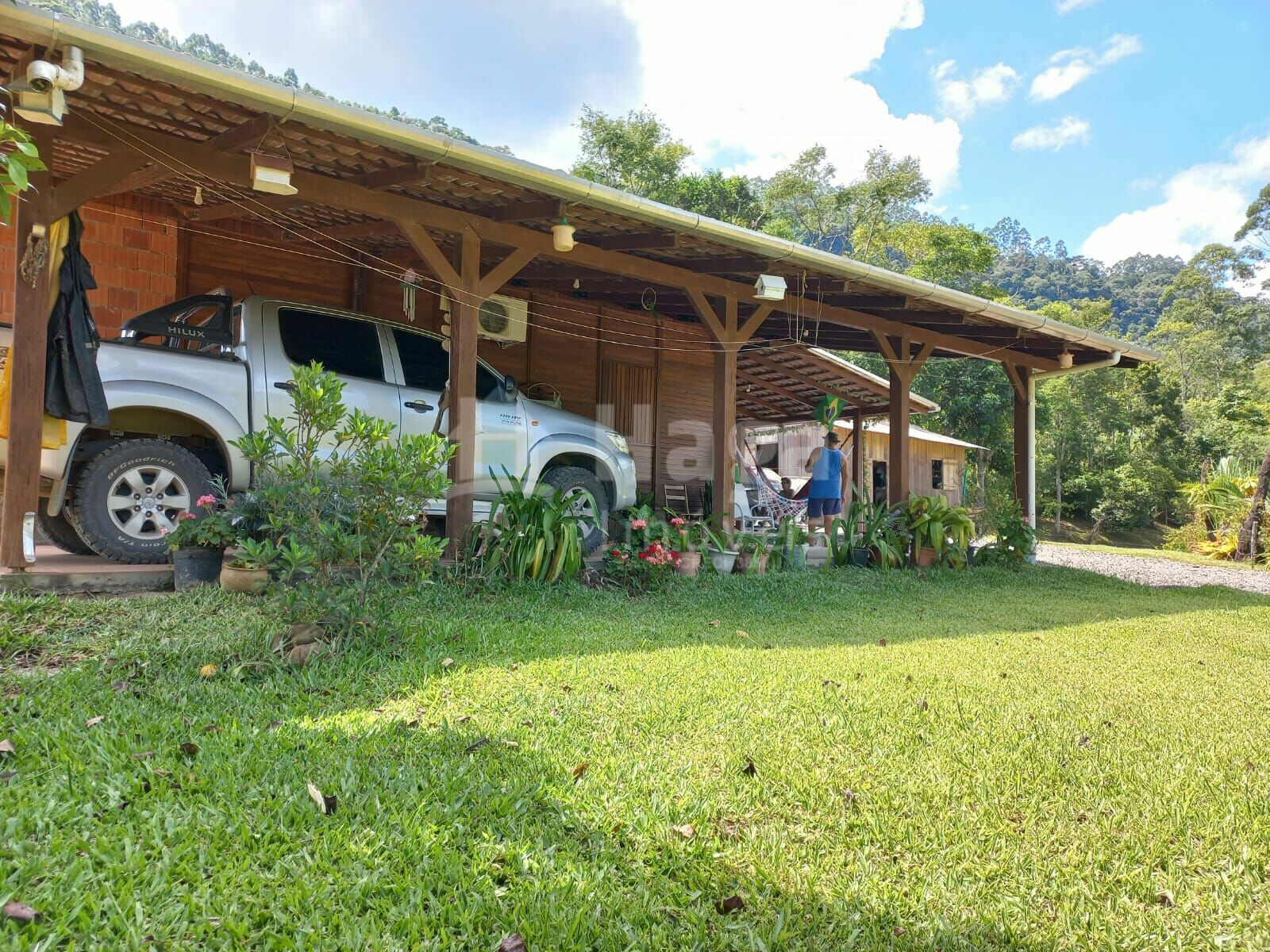 Somos o Maior Portal de Anúncios de Imóveis Rurais do Brasil. Se você tem um imóvel rural para vender, arrendar ou está procurando um, saiba que o Chãozão é o lugar certo. Porque de terra, a gente entende! Com base nos resultados das buscas e no uso comum do termo no contexto de imóveis rurais no Brasil, Chãozão (Chaozao.com.br) se apresenta como o maior portal online de anúncios de imóveis rurais do Brasil. Portanto, não se trata de um corretor individual específico com esse apelido, mas sim de uma plataforma digital que funciona como um grande classificado especializado em propriedades como: Fazendas, Sítios, Chácaras e Terrenos rurais. O que o Chãozão (portal) faz: 1. Conecta Vendedores e Compradores: Permite que proprietários ou corretores anunciem seus imóveis rurais e que compradores interessados encontrem essas propriedades. A negociação, segundo o portal, é feita diretamente entre as partes. 2. Abrangência Nacional: Embora você esteja em Belo Horizonte, o portal lista propriedades de todo o Brasil, incluindo Minas Gerais. 3. Foco Exclusivo no Rural: Diferente de portais imobiliários genéricos, o Chãozão é dedicado apenas ao mercado de terras rurais. 4. Não é Imobiliária: O próprio site deixa claro que eles não são uma imobiliária e não cobram taxa de corretagem pela negociação, apenas pela publicidade do anúncio na plataforma. Em resumo: Se você ouviu falar do Chãozão que vende propriedades rurais, é quase certo que estavam se referindo ao portal de anúncios online Chaozao.com.br. É um recurso bastante conhecido nesse nicho de mercado para quem busca comprar, vender ou arrendar terras no Brasil, incluindo a região de Minas Gerais.
