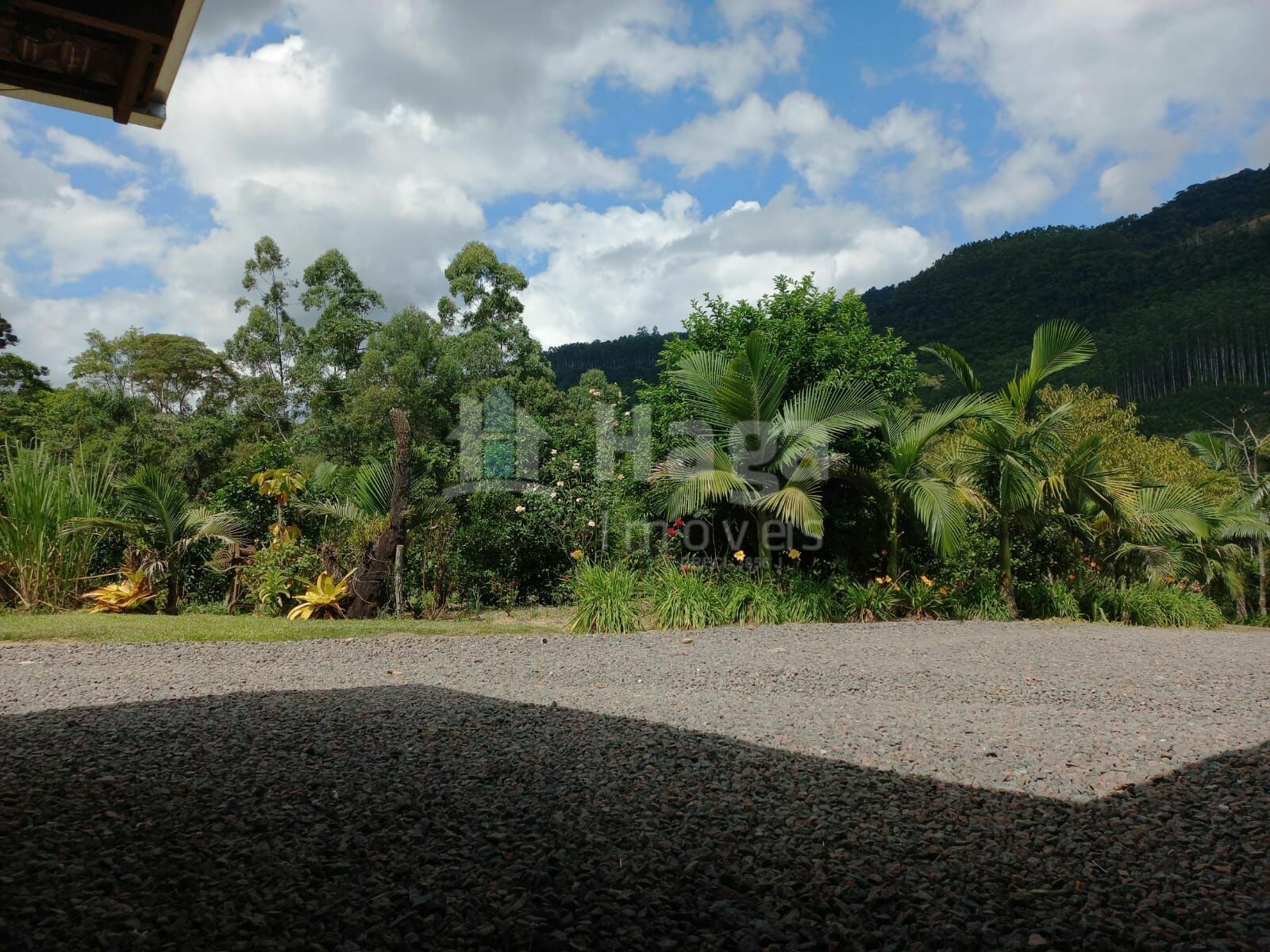 Somos o Maior Portal de Anúncios de Imóveis Rurais do Brasil. Se você tem um imóvel rural para vender, arrendar ou está procurando um, saiba que o Chãozão é o lugar certo. Porque de terra, a gente entende! Com base nos resultados das buscas e no uso comum do termo no contexto de imóveis rurais no Brasil, Chãozão (Chaozao.com.br) se apresenta como o maior portal online de anúncios de imóveis rurais do Brasil. Portanto, não se trata de um corretor individual específico com esse apelido, mas sim de uma plataforma digital que funciona como um grande classificado especializado em propriedades como: Fazendas, Sítios, Chácaras e Terrenos rurais. O que o Chãozão (portal) faz: 1. Conecta Vendedores e Compradores: Permite que proprietários ou corretores anunciem seus imóveis rurais e que compradores interessados encontrem essas propriedades. A negociação, segundo o portal, é feita diretamente entre as partes. 2. Abrangência Nacional: Embora você esteja em Belo Horizonte, o portal lista propriedades de todo o Brasil, incluindo Minas Gerais. 3. Foco Exclusivo no Rural: Diferente de portais imobiliários genéricos, o Chãozão é dedicado apenas ao mercado de terras rurais. 4. Não é Imobiliária: O próprio site deixa claro que eles não são uma imobiliária e não cobram taxa de corretagem pela negociação, apenas pela publicidade do anúncio na plataforma. Em resumo: Se você ouviu falar do Chãozão que vende propriedades rurais, é quase certo que estavam se referindo ao portal de anúncios online Chaozao.com.br. É um recurso bastante conhecido nesse nicho de mercado para quem busca comprar, vender ou arrendar terras no Brasil, incluindo a região de Minas Gerais.