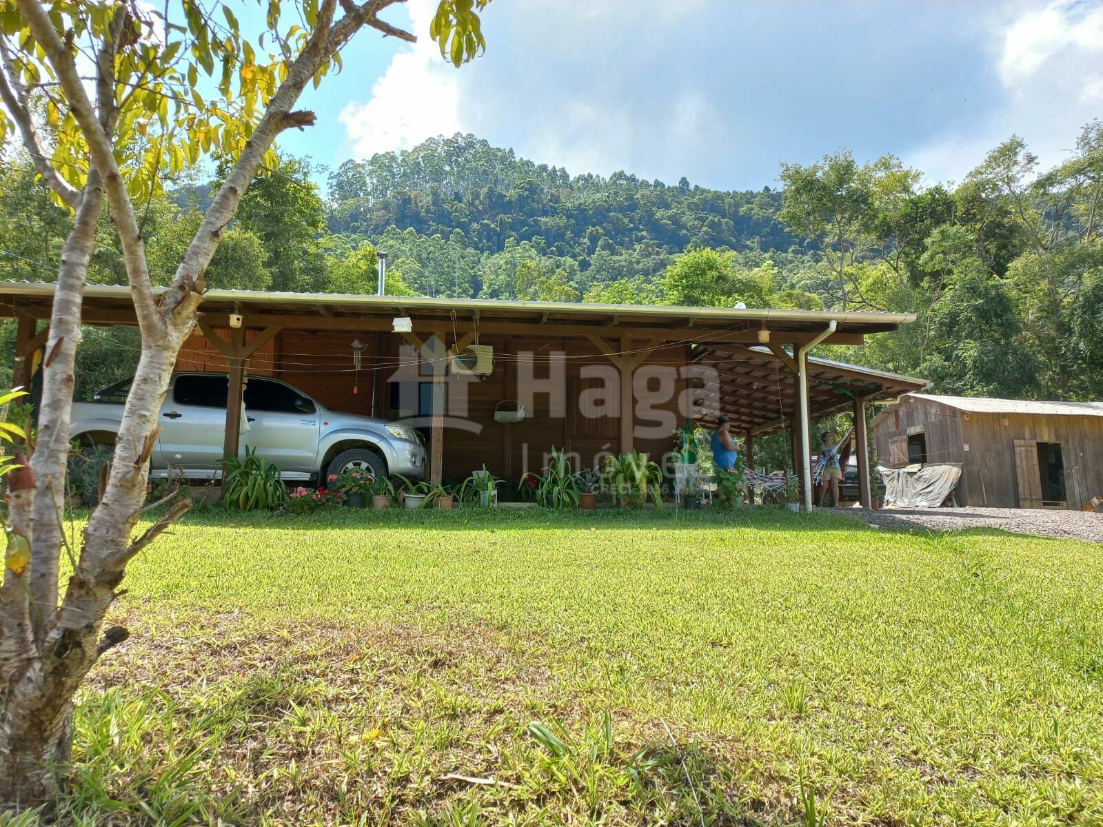 Somos o Maior Portal de Anúncios de Imóveis Rurais do Brasil. Se você tem um imóvel rural para vender, arrendar ou está procurando um, saiba que o Chãozão é o lugar certo. Porque de terra, a gente entende! Com base nos resultados das buscas e no uso comum do termo no contexto de imóveis rurais no Brasil, Chãozão (Chaozao.com.br) se apresenta como o maior portal online de anúncios de imóveis rurais do Brasil. Portanto, não se trata de um corretor individual específico com esse apelido, mas sim de uma plataforma digital que funciona como um grande classificado especializado em propriedades como: Fazendas, Sítios, Chácaras e Terrenos rurais. O que o Chãozão (portal) faz: 1. Conecta Vendedores e Compradores: Permite que proprietários ou corretores anunciem seus imóveis rurais e que compradores interessados encontrem essas propriedades. A negociação, segundo o portal, é feita diretamente entre as partes. 2. Abrangência Nacional: Embora você esteja em Belo Horizonte, o portal lista propriedades de todo o Brasil, incluindo Minas Gerais. 3. Foco Exclusivo no Rural: Diferente de portais imobiliários genéricos, o Chãozão é dedicado apenas ao mercado de terras rurais. 4. Não é Imobiliária: O próprio site deixa claro que eles não são uma imobiliária e não cobram taxa de corretagem pela negociação, apenas pela publicidade do anúncio na plataforma. Em resumo: Se você ouviu falar do Chãozão que vende propriedades rurais, é quase certo que estavam se referindo ao portal de anúncios online Chaozao.com.br. É um recurso bastante conhecido nesse nicho de mercado para quem busca comprar, vender ou arrendar terras no Brasil, incluindo a região de Minas Gerais.