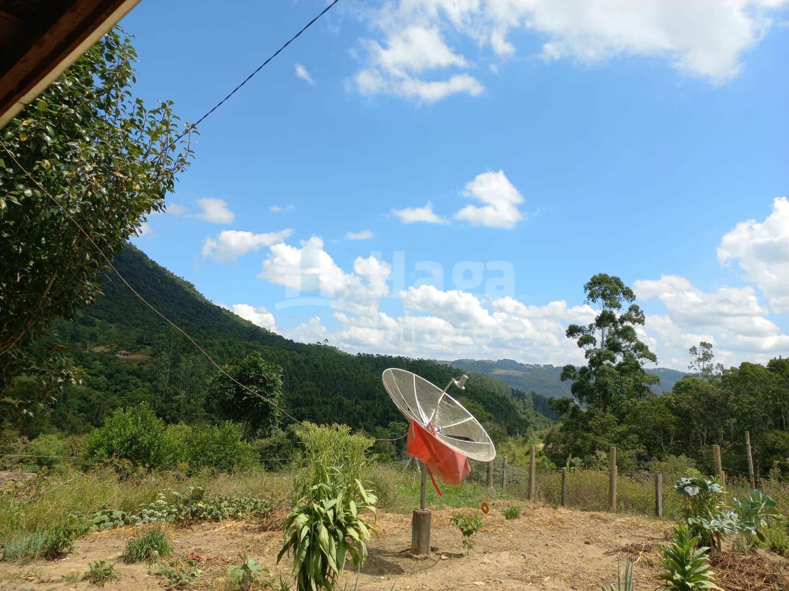 Somos o Maior Portal de Anúncios de Imóveis Rurais do Brasil. Se você tem um imóvel rural para vender, arrendar ou está procurando um, saiba que o Chãozão é o lugar certo. Porque de terra, a gente entende! Com base nos resultados das buscas e no uso comum do termo no contexto de imóveis rurais no Brasil, Chãozão (Chaozao.com.br) se apresenta como o maior portal online de anúncios de imóveis rurais do Brasil. Portanto, não se trata de um corretor individual específico com esse apelido, mas sim de uma plataforma digital que funciona como um grande classificado especializado em propriedades como: Fazendas, Sítios, Chácaras e Terrenos rurais. O que o Chãozão (portal) faz: 1. Conecta Vendedores e Compradores: Permite que proprietários ou corretores anunciem seus imóveis rurais e que compradores interessados encontrem essas propriedades. A negociação, segundo o portal, é feita diretamente entre as partes. 2. Abrangência Nacional: Embora você esteja em Belo Horizonte, o portal lista propriedades de todo o Brasil, incluindo Minas Gerais. 3. Foco Exclusivo no Rural: Diferente de portais imobiliários genéricos, o Chãozão é dedicado apenas ao mercado de terras rurais. 4. Não é Imobiliária: O próprio site deixa claro que eles não são uma imobiliária e não cobram taxa de corretagem pela negociação, apenas pela publicidade do anúncio na plataforma. Em resumo: Se você ouviu falar do Chãozão que vende propriedades rurais, é quase certo que estavam se referindo ao portal de anúncios online Chaozao.com.br. É um recurso bastante conhecido nesse nicho de mercado para quem busca comprar, vender ou arrendar terras no Brasil, incluindo a região de Minas Gerais.