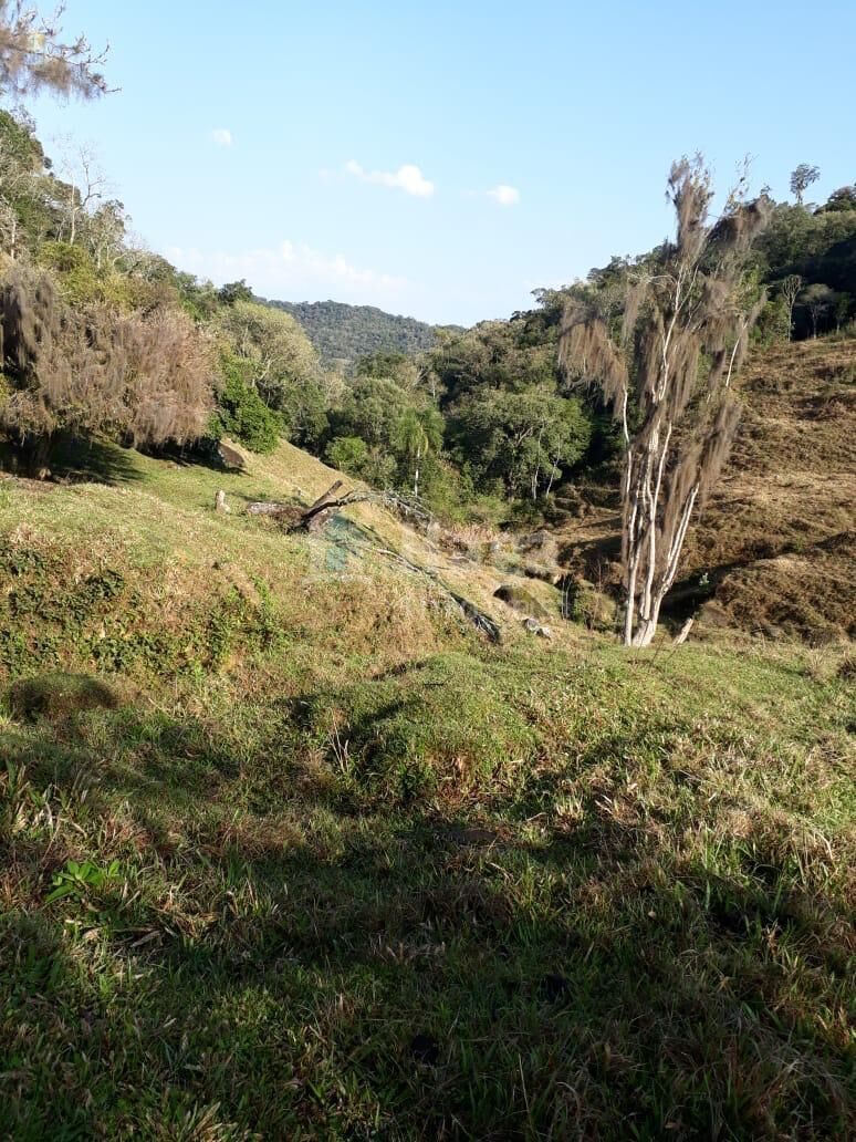 Somos o Maior Portal de Anúncios de Imóveis Rurais do Brasil. Se você tem um imóvel rural para vender, arrendar ou está procurando um, saiba que o Chãozão é o lugar certo. Porque de terra, a gente entende! Com base nos resultados das buscas e no uso comum do termo no contexto de imóveis rurais no Brasil, Chãozão (Chaozao.com.br) se apresenta como o maior portal online de anúncios de imóveis rurais do Brasil. Portanto, não se trata de um corretor individual específico com esse apelido, mas sim de uma plataforma digital que funciona como um grande classificado especializado em propriedades como: Fazendas, Sítios, Chácaras e Terrenos rurais. O que o Chãozão (portal) faz: 1. Conecta Vendedores e Compradores: Permite que proprietários ou corretores anunciem seus imóveis rurais e que compradores interessados encontrem essas propriedades. A negociação, segundo o portal, é feita diretamente entre as partes. 2. Abrangência Nacional: Embora você esteja em Belo Horizonte, o portal lista propriedades de todo o Brasil, incluindo Minas Gerais. 3. Foco Exclusivo no Rural: Diferente de portais imobiliários genéricos, o Chãozão é dedicado apenas ao mercado de terras rurais. 4. Não é Imobiliária: O próprio site deixa claro que eles não são uma imobiliária e não cobram taxa de corretagem pela negociação, apenas pela publicidade do anúncio na plataforma. Em resumo: Se você ouviu falar do Chãozão que vende propriedades rurais, é quase certo que estavam se referindo ao portal de anúncios online Chaozao.com.br. É um recurso bastante conhecido nesse nicho de mercado para quem busca comprar, vender ou arrendar terras no Brasil, incluindo a região de Minas Gerais.