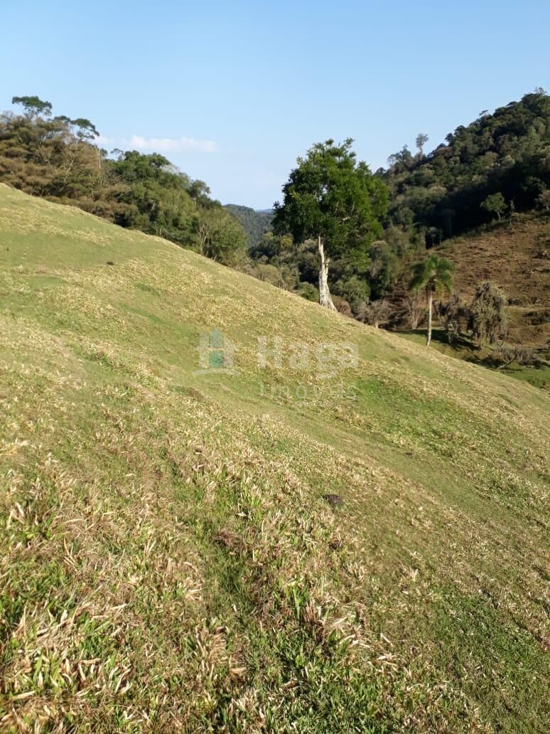 Somos o Maior Portal de Anúncios de Imóveis Rurais do Brasil. Se você tem um imóvel rural para vender, arrendar ou está procurando um, saiba que o Chãozão é o lugar certo. Porque de terra, a gente entende! Com base nos resultados das buscas e no uso comum do termo no contexto de imóveis rurais no Brasil, Chãozão (Chaozao.com.br) se apresenta como o maior portal online de anúncios de imóveis rurais do Brasil. Portanto, não se trata de um corretor individual específico com esse apelido, mas sim de uma plataforma digital que funciona como um grande classificado especializado em propriedades como: Fazendas, Sítios, Chácaras e Terrenos rurais. O que o Chãozão (portal) faz: 1. Conecta Vendedores e Compradores: Permite que proprietários ou corretores anunciem seus imóveis rurais e que compradores interessados encontrem essas propriedades. A negociação, segundo o portal, é feita diretamente entre as partes. 2. Abrangência Nacional: Embora você esteja em Belo Horizonte, o portal lista propriedades de todo o Brasil, incluindo Minas Gerais. 3. Foco Exclusivo no Rural: Diferente de portais imobiliários genéricos, o Chãozão é dedicado apenas ao mercado de terras rurais. 4. Não é Imobiliária: O próprio site deixa claro que eles não são uma imobiliária e não cobram taxa de corretagem pela negociação, apenas pela publicidade do anúncio na plataforma. Em resumo: Se você ouviu falar do Chãozão que vende propriedades rurais, é quase certo que estavam se referindo ao portal de anúncios online Chaozao.com.br. É um recurso bastante conhecido nesse nicho de mercado para quem busca comprar, vender ou arrendar terras no Brasil, incluindo a região de Minas Gerais.