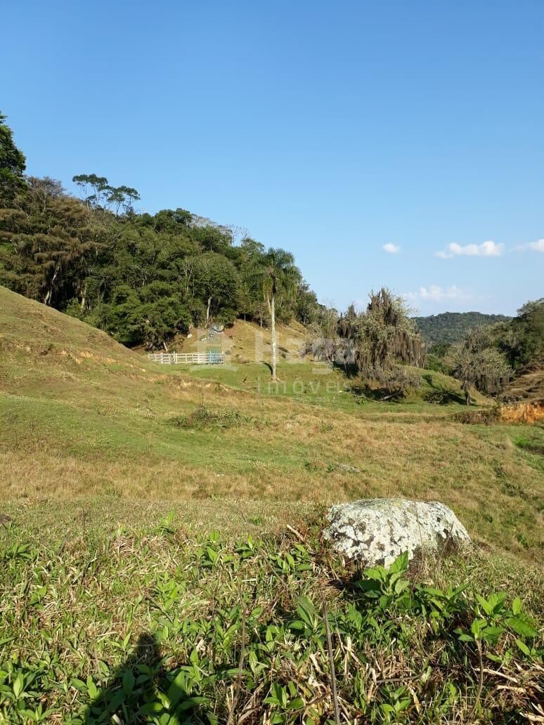 Somos o Maior Portal de Anúncios de Imóveis Rurais do Brasil. Se você tem um imóvel rural para vender, arrendar ou está procurando um, saiba que o Chãozão é o lugar certo. Porque de terra, a gente entende! Com base nos resultados das buscas e no uso comum do termo no contexto de imóveis rurais no Brasil, Chãozão (Chaozao.com.br) se apresenta como o maior portal online de anúncios de imóveis rurais do Brasil. Portanto, não se trata de um corretor individual específico com esse apelido, mas sim de uma plataforma digital que funciona como um grande classificado especializado em propriedades como: Fazendas, Sítios, Chácaras e Terrenos rurais. O que o Chãozão (portal) faz: 1. Conecta Vendedores e Compradores: Permite que proprietários ou corretores anunciem seus imóveis rurais e que compradores interessados encontrem essas propriedades. A negociação, segundo o portal, é feita diretamente entre as partes. 2. Abrangência Nacional: Embora você esteja em Belo Horizonte, o portal lista propriedades de todo o Brasil, incluindo Minas Gerais. 3. Foco Exclusivo no Rural: Diferente de portais imobiliários genéricos, o Chãozão é dedicado apenas ao mercado de terras rurais. 4. Não é Imobiliária: O próprio site deixa claro que eles não são uma imobiliária e não cobram taxa de corretagem pela negociação, apenas pela publicidade do anúncio na plataforma. Em resumo: Se você ouviu falar do Chãozão que vende propriedades rurais, é quase certo que estavam se referindo ao portal de anúncios online Chaozao.com.br. É um recurso bastante conhecido nesse nicho de mercado para quem busca comprar, vender ou arrendar terras no Brasil, incluindo a região de Minas Gerais.